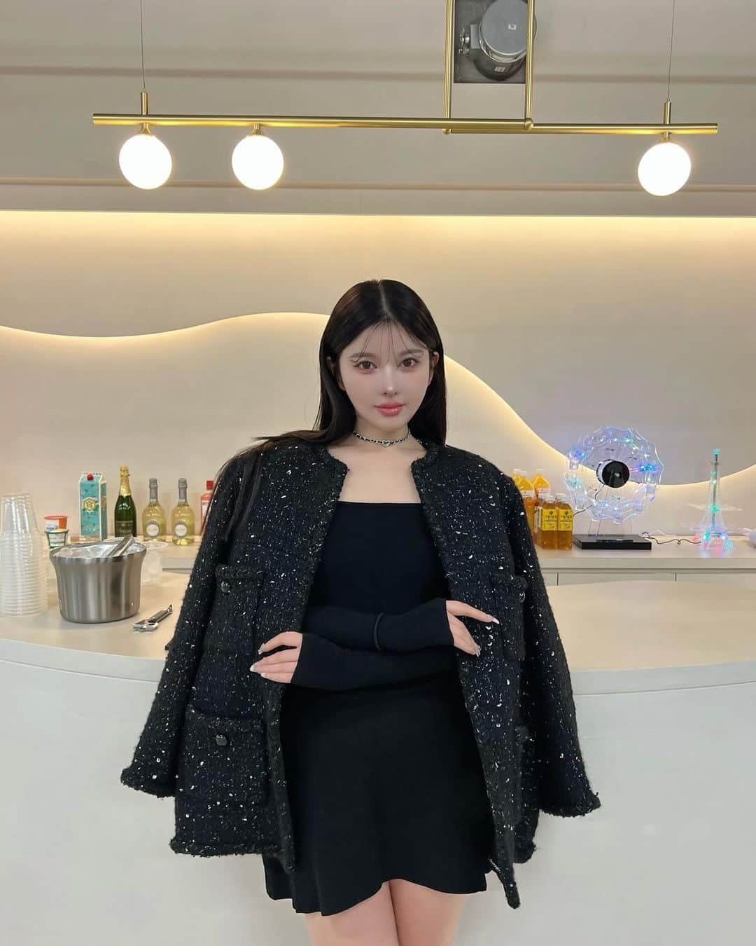 齊藤早紀さんのインスタグラム写真 - (齊藤早紀Instagram)「今日は早めに仕事を切り替えてオフィスの増床パーティー🍣🫶🏻 オフィスにお寿司屋さんを呼んで皆で賑やかにお祝い♡  記念に新しく作ったバーカンで役員3人ショット👦🏻笑 こうやって少しずつ成長していく我が社を 皆と一緒にお祝い出来て、幸せを実感する🥲✨  #Darich#ダーリッチ」11月17日 19時41分 - saki__saito