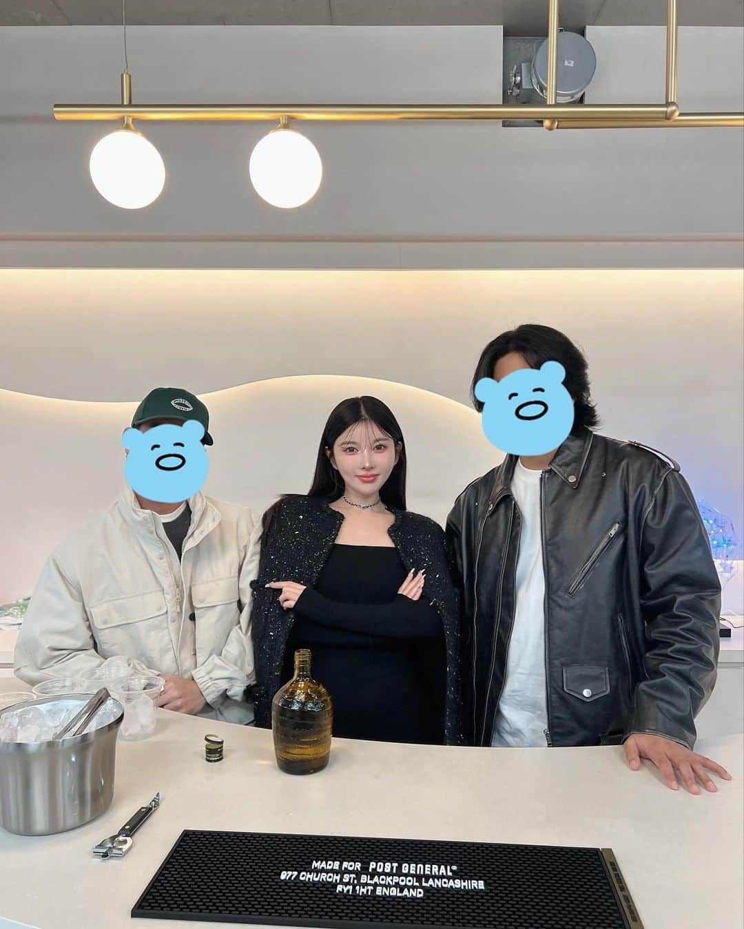 齊藤早紀さんのインスタグラム写真 - (齊藤早紀Instagram)「今日は早めに仕事を切り替えてオフィスの増床パーティー🍣🫶🏻 オフィスにお寿司屋さんを呼んで皆で賑やかにお祝い♡  記念に新しく作ったバーカンで役員3人ショット👦🏻笑 こうやって少しずつ成長していく我が社を 皆と一緒にお祝い出来て、幸せを実感する🥲✨  #Darich#ダーリッチ」11月17日 19時41分 - saki__saito