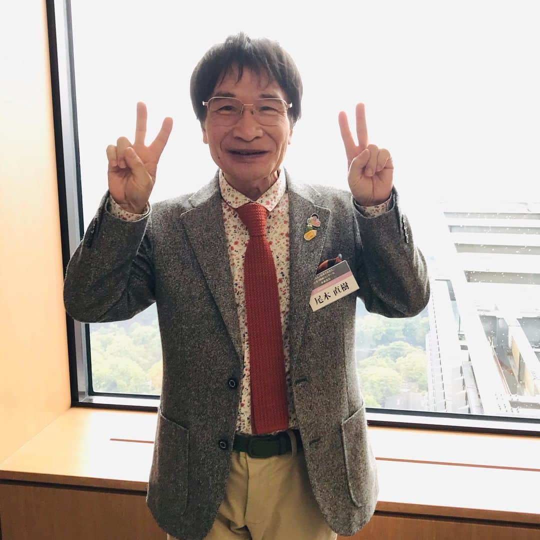 尾木直樹さんのインスタグラム写真 - (尾木直樹Instagram)「何となんと！JAビルにお仕事で伺ったら大好きな❤️大っきな【なす】^_^！！思わずハグしてしまったよ〜  霧に霞む皇居をバックにパチリJAのブローチです♪可愛い笑味（えみちゃん）です ｰ #jaビル #茄子#ハグ #尾木ママ」11月17日 19時44分 - oginaoki_ogimama