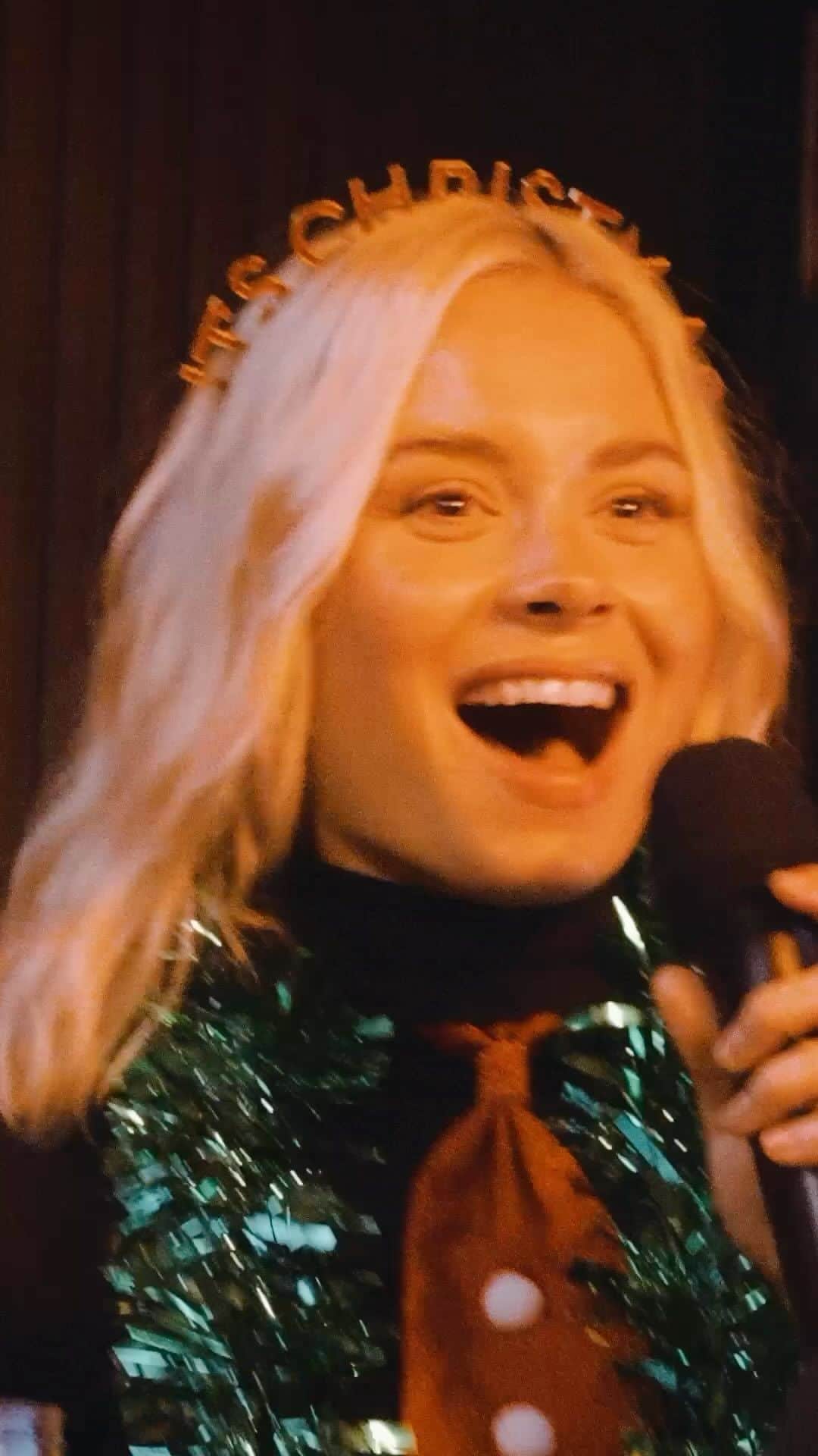 ニーナ・ネスビットのインスタグラム：「IT’S HERE! 🎄🎁 Christmas Time Again out now everywhere, I hope it helps get you in the festive spirit… ✨ written by me. produced by @olliegreenmusic @headache & me. mixed by @grandjeanmanon & mastered by Pete Maher. video shot and edited by @jonstonevideo. tequila enabled by my friends.」