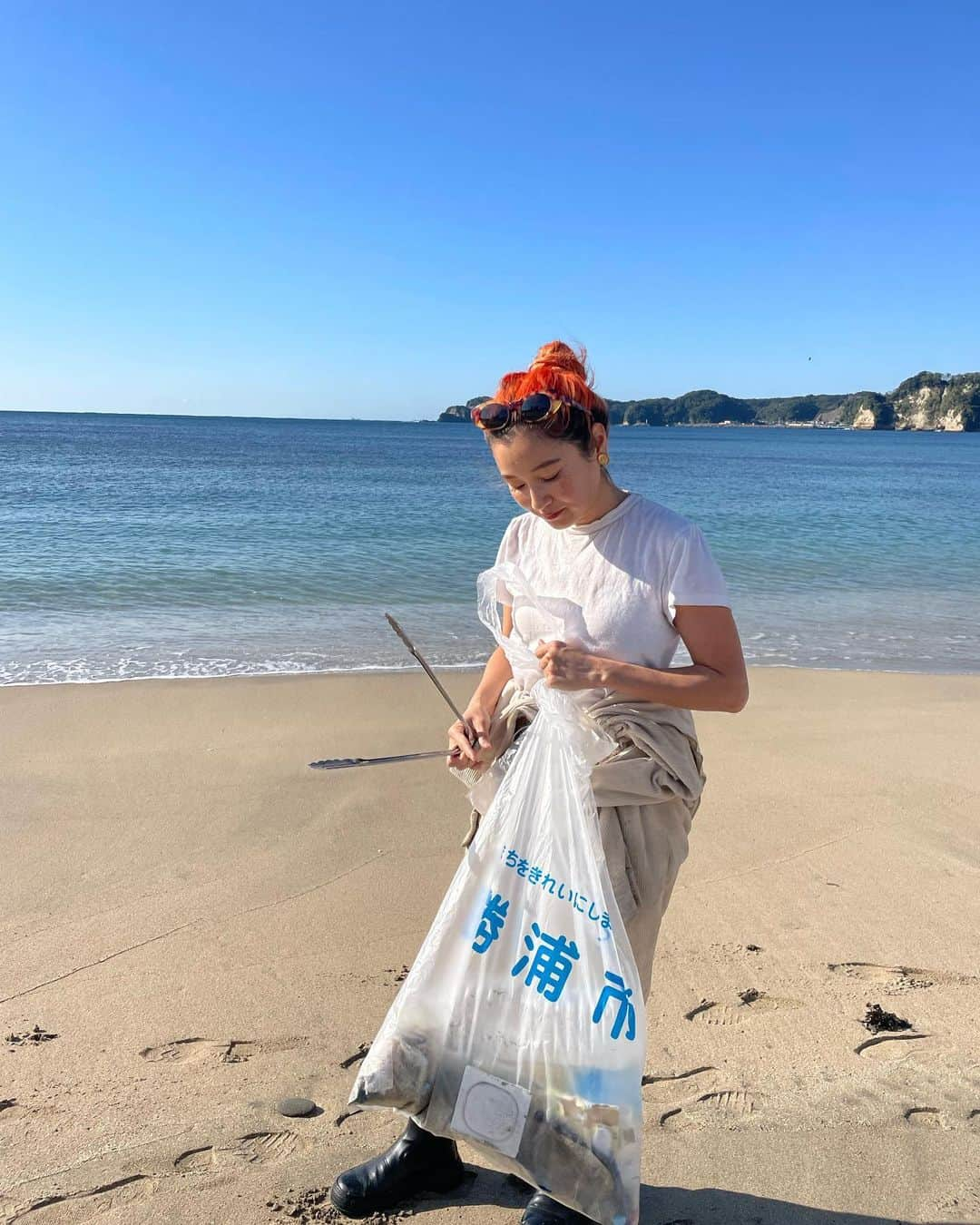 中島潮里さんのインスタグラム写真 - (中島潮里Instagram)「【cleanup報告】 勝浦市中央海岸(マリブ)のcleanupしてきました！ いつも帰省するたびにゴミが多くて拾いきれず、、 ビーチ内にある公園にはタバコだらけ🚬 不法投棄？なのか、なかなか新しい生活ゴミとペットボトルの山、、 今回は母と妹も一緒に拾ってくれました❤️‍🔥ありがとう❤️‍🔥 バレーボールまで🏐捨てられてたっ！🫠 勝浦市はゴミ拾い用のゴミ袋もらえます！！！ . "ゴミ拾い"は"福拾い"👽💫 . . #千葉県勝浦市#勝浦漁港#勝浦中央海水浴場#わんことお出かけ#ダルメシアン大好き#ダルメシアン#ダルメシアンコーデ#ダルメシアンのいる暮らし#ゴールデンレトリバー多頭飼い#ゴールデンレトリバーとの暮らし#マリブ#勝浦マリブ#cleanupchallenge#ビーチクリーン#ビーチクリーン活動#ビーチクリーン#クリーンナップ#ゴミ拾い活動」11月17日 19時44分 - whyte_shiori