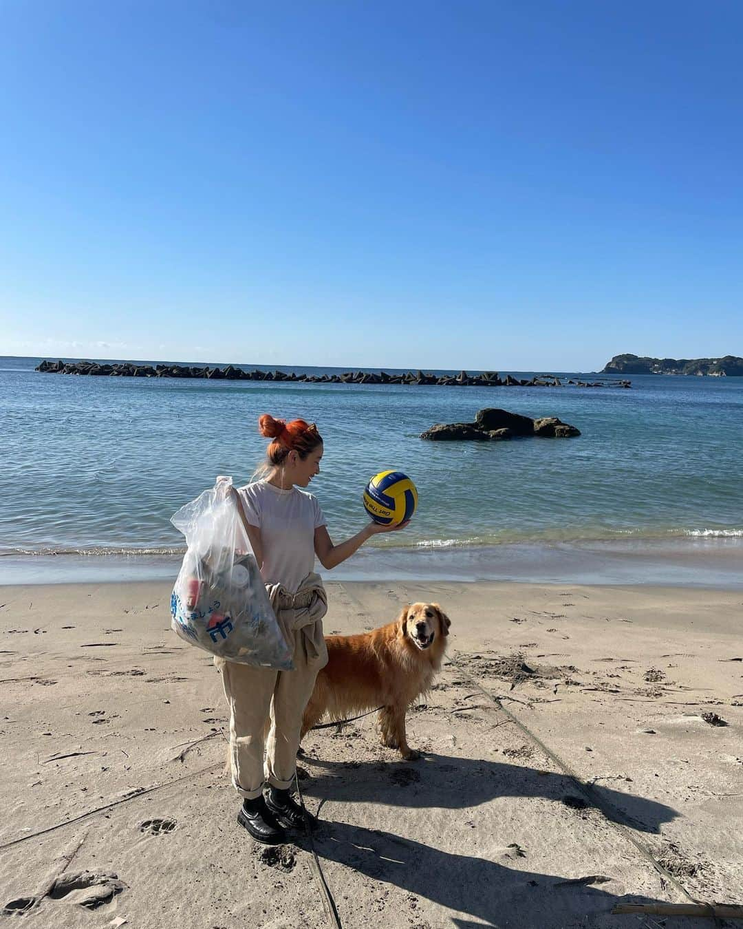 中島潮里さんのインスタグラム写真 - (中島潮里Instagram)「【cleanup報告】 勝浦市中央海岸(マリブ)のcleanupしてきました！ いつも帰省するたびにゴミが多くて拾いきれず、、 ビーチ内にある公園にはタバコだらけ🚬 不法投棄？なのか、なかなか新しい生活ゴミとペットボトルの山、、 今回は母と妹も一緒に拾ってくれました❤️‍🔥ありがとう❤️‍🔥 バレーボールまで🏐捨てられてたっ！🫠 勝浦市はゴミ拾い用のゴミ袋もらえます！！！ . "ゴミ拾い"は"福拾い"👽💫 . . #千葉県勝浦市#勝浦漁港#勝浦中央海水浴場#わんことお出かけ#ダルメシアン大好き#ダルメシアン#ダルメシアンコーデ#ダルメシアンのいる暮らし#ゴールデンレトリバー多頭飼い#ゴールデンレトリバーとの暮らし#マリブ#勝浦マリブ#cleanupchallenge#ビーチクリーン#ビーチクリーン活動#ビーチクリーン#クリーンナップ#ゴミ拾い活動」11月17日 19時44分 - whyte_shiori