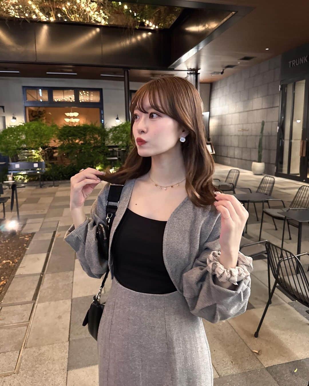 のインスタグラム：「ついに明日19:00の発売で最後の ディレクションアイテム ⁡ 明日はカーディガン/ワンピースの発売と スカートの再販があります🙏🏻 ⁡ YouTubeでは本音を語らせていただいたのですが インスタでは話してなかったなと思ったので少し🤏 ⁡ 実はあるきっかけで約1年前からインスタ毎日投稿始めていました😌 ⁡ 高校生の頃からSNSとは常に隣り合わせ。 SNSがあったから出会えたファンの子達がいるし、やりたいことを叶えられた反面 数年前までは数字に追われたり数字で判断される毎日がイヤになったり、なかなか自分の目標に達することが出来ずもがいたり・・悩んだ時期もあったなと思います ⁡ ただ、この1年毎日投稿を始めてみて たくさんの方に知っていただく機会が増えたり、 コメントやDMをいただける数も何倍にも増えました。いつもコメントやDM本当にありがとう♡ ⁡ その恩返しも今回のディレクションアイテムで少し出来たかな、、？と思っています🥹 ⁡ 私はみんなにお洋服を纏うだけでなんだか気分が上がったり、背中を少しでも押せる 今回ディレクションアイテムを通して少しでもそう思ってもらいたいという想いで作りました ⁡ 今回全アイテム自信を持ってお届けできるものに仕上げられたのはデザイナーの @u._.u_jmm ちゃんやVANNIE Uのチームのお陰です🥲 本当にありがとうございます。 ⁡ 11/18 19:00 ぜひ最後の発売を楽しみにしててね！ (またみんなにいいお知らせが出来るよう、動いているのでお楽しみに😌小声) ⁡ RENA direction × @vannie__u  ⁡ 【VANNIE U ZOZOTOWN】 ⁡ 第2弾  フラワービジューカーディガン フロントオープンマーメイドワンピース フロントジップフレアスカート(再販) 11/18(sat.) 19:00 発売開始 ⁡ #vannie_u #ヴァニーユー #骨格ウェーブ #骨格ウェーブコーデ #156cmコーデ #イエベ #イエベ春 #ワンピースコーデ #ゾゾタウン #zozotown #秋コーデ #秋服コーデ  #秋服 #ミニワンピ #ミニワンピース #キャミワンピ #キャミワンピース #スタイルアップ #スタイルアップコーデ #タートルネック #タートルネックニット #ニットワンピ #ニットワンピース #ニット #ニットコーデ #デートコーデ #モテコーデ #あざとコーデ #デート服 #秋冬コーデ」