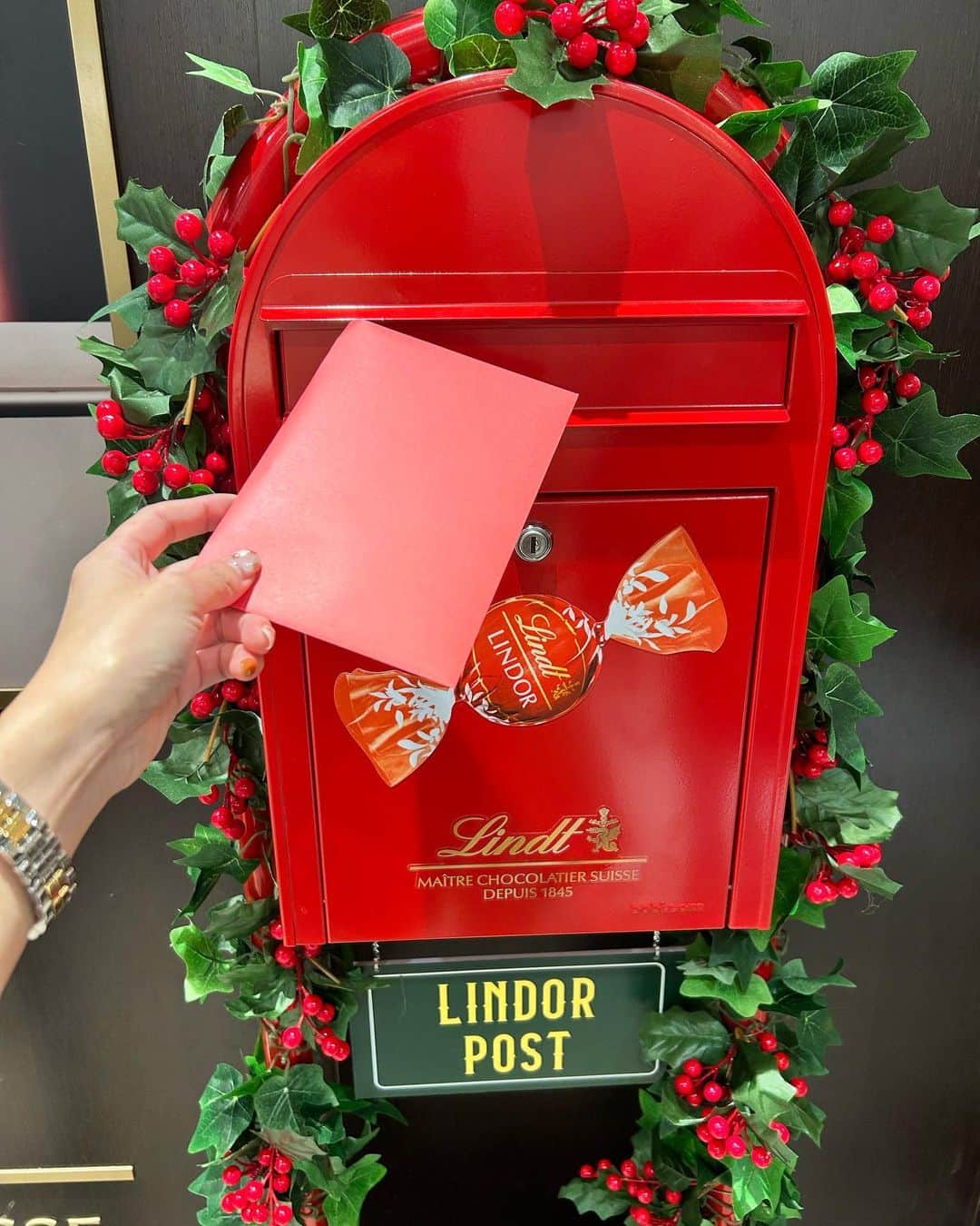 花清まゆこのインスタグラム：「リンツで、 素敵なキャンペーンをやっていました✨✨🌲  チョコレートつきのメッセージを書いたカードを、  クリスマスに届けてくれるみたい🎁  素敵❤️💚  #リンツ #lindt #lindtchocolate  #チョコレート #リンツキャンペーン #lindor  #lindorpost  #クリスマス #クリスマスカード #xmas」
