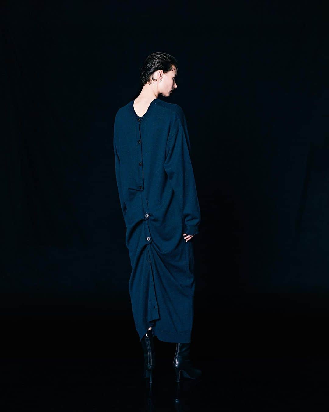 のインスタグラム：「23 WINTER COLLECTION ___  11/24- order start  4way long knit CD ¥20,900 (taxin)  ロングカーディガンとしてもワンピースとしても着れて、さらに前後どちらを前にしても着れる、4wayの顔を持つ4way long knit CD。厚すぎず薄すぎずのちょうど良い肉感で、シーズンレスで着ていただける点も嬉しいポイント。シンプルな着方でも4通りのスタイルが完成しますが、少し他と差をつけたいならボタンをランダムに掛け違えて、ドレープやアシンメトリーなバランスを作り自分なりのアレンジを楽しんでいただけます。  ___  11/24(金)発売予定 RIM.ARK店舗 RIM.ARK online sheltter web store ZOZOTOWN  online order start AM10:00- ____  銀座三越店　03-3538-3568 新宿ルミネ2店　03-6911-2585 名古屋高島屋店　052-566-3633 阪急うめだ店　06-6313-0587 福岡VIORO店　092-707-0673 ____  #RIMARK#リムアーク」