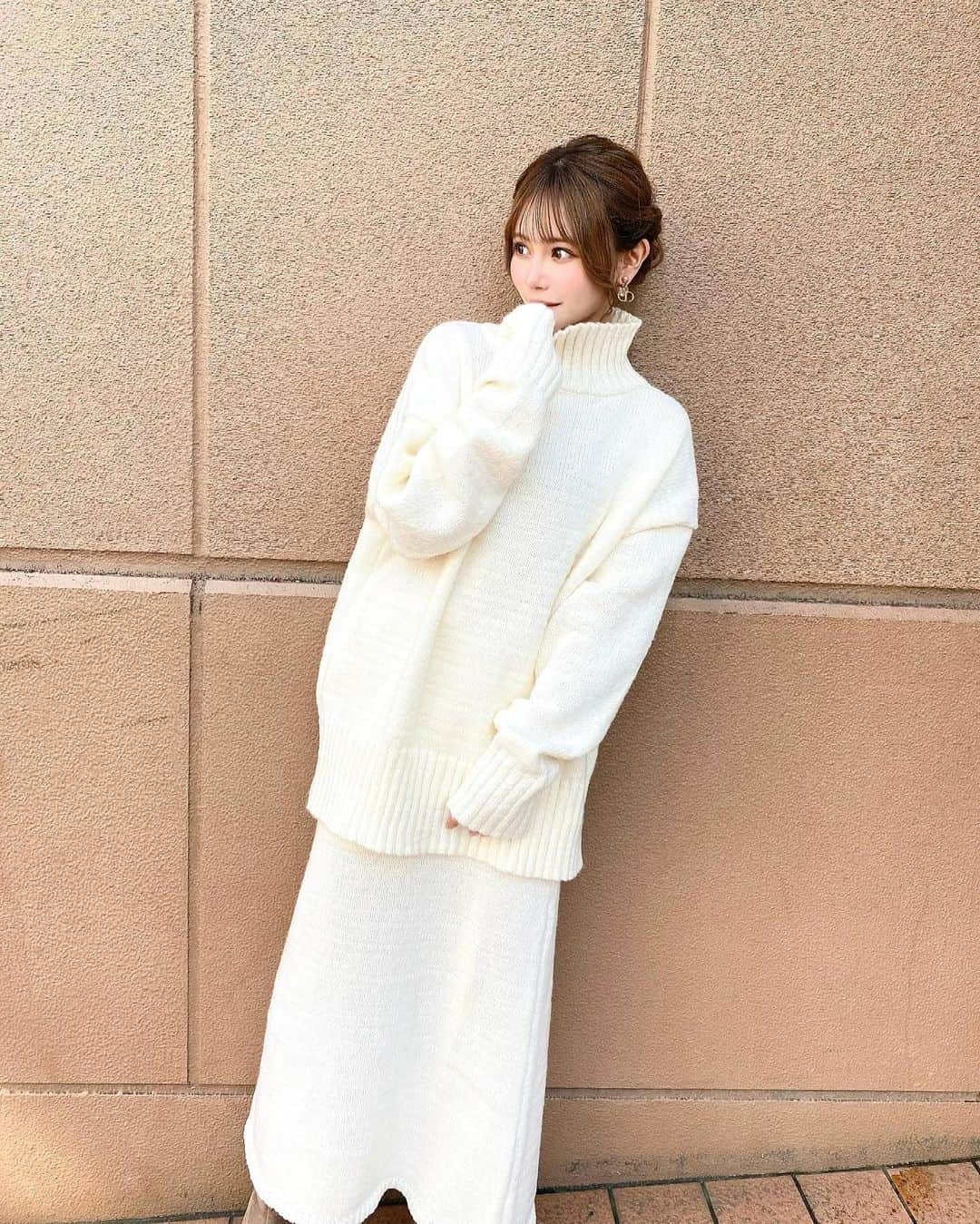 込山榛香さんのインスタグラム写真 - (込山榛香Instagram)「@fifth_store  冬服楽しみ始めました⛄️ ⁡ ⁡ 少し大きめニットのサイズ感が めちゃくちゃ可愛くてお気に入りです🤍 ⁡ このニットセットアップMAX40％のクーポンが出てた✨ ️ ⁡ ⁡ 冬は寒くて1番苦手な季節だから 洋服で楽しみたい🥺 ⁡ ⁡ ⁡ #PR #fifth #フィフス　#フィフスタイル　#fifthtl #ネックスリットタートルニット #ニット #冬服  #バックスリットニットスカート #セットアップ  ⁡ ⁡」11月17日 19時47分 - komiharu_official