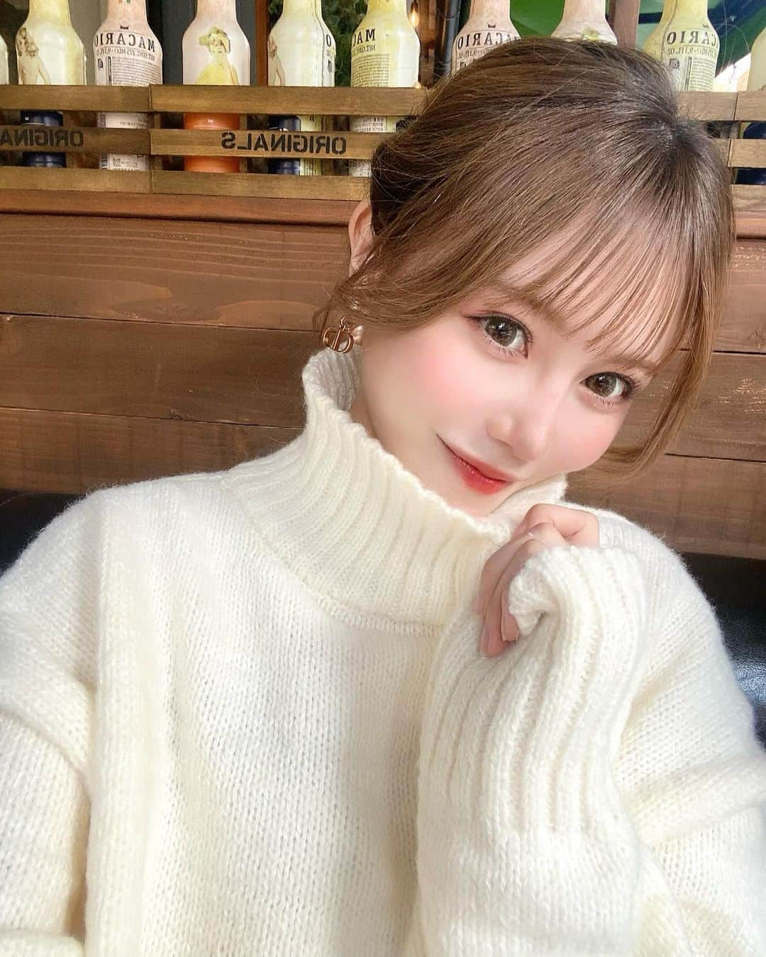 込山榛香さんのインスタグラム写真 - (込山榛香Instagram)「@fifth_store  冬服楽しみ始めました⛄️ ⁡ ⁡ 少し大きめニットのサイズ感が めちゃくちゃ可愛くてお気に入りです🤍 ⁡ このニットセットアップMAX40％のクーポンが出てた✨ ️ ⁡ ⁡ 冬は寒くて1番苦手な季節だから 洋服で楽しみたい🥺 ⁡ ⁡ ⁡ #PR #fifth #フィフス　#フィフスタイル　#fifthtl #ネックスリットタートルニット #ニット #冬服  #バックスリットニットスカート #セットアップ  ⁡ ⁡」11月17日 19時47分 - komiharu_official