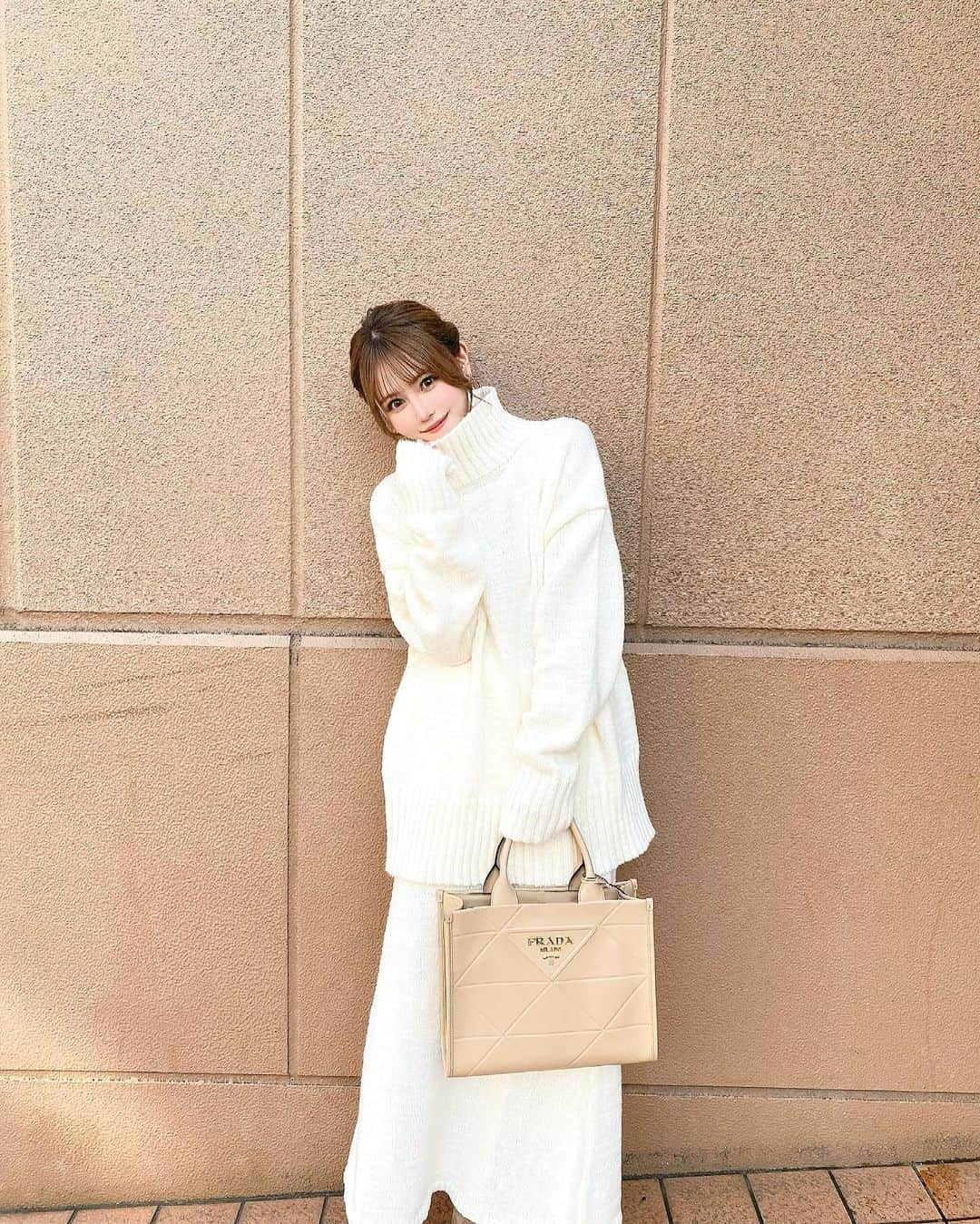 込山榛香さんのインスタグラム写真 - (込山榛香Instagram)「@fifth_store  冬服楽しみ始めました⛄️ ⁡ ⁡ 少し大きめニットのサイズ感が めちゃくちゃ可愛くてお気に入りです🤍 ⁡ このニットセットアップMAX40％のクーポンが出てた✨ ️ ⁡ ⁡ 冬は寒くて1番苦手な季節だから 洋服で楽しみたい🥺 ⁡ ⁡ ⁡ #PR #fifth #フィフス　#フィフスタイル　#fifthtl #ネックスリットタートルニット #ニット #冬服  #バックスリットニットスカート #セットアップ  ⁡ ⁡」11月17日 19時47分 - komiharu_official