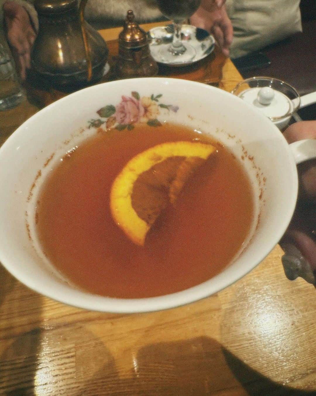 神南里奈のインスタグラム：「紅茶にシナモンとオレンジとコニャク入れて飲んだけど すごい美味しかったの てかコニャックって美味しいよね😇」