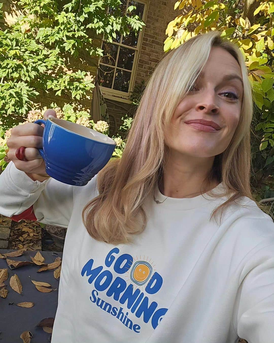 ファーン・コットンのインスタグラム：「Reflecting on a wild week.  Gratitude for the special people I knew I could call in the run up to the Shaping Us symposium to help calm my nerves. Their words of wisdom were invaluable.  There's been podcast recordings (there's a gorgeous episode of @happyplaceofficial the podcast for you Monday), kids football matches, moody candle light on cosy evenings from our @happyplaceofficial @bootsuk collection, lots of reading for up coming episodes of the podcast, Sounds of the 90's prep (tune in to @bbcradio2 sat night), planning for 2024, and poor sleep due to everything mentioned 🤣 Sending you all love this sunny Friday ☀️」