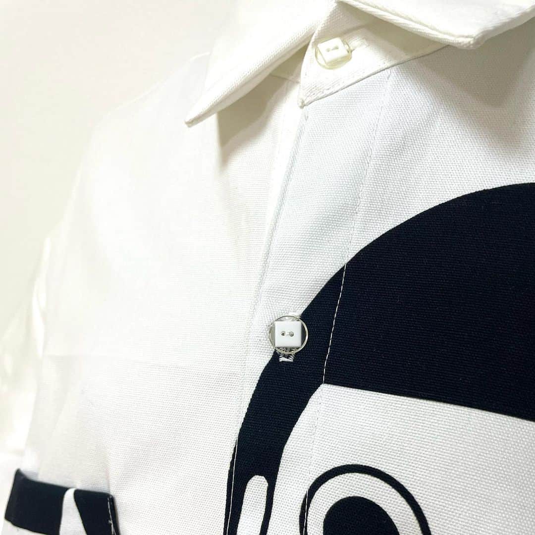 中村涼子さんのインスタグラム写真 - (中村涼子Instagram)「【オーダーメイド】 チク美ちゃんshirt サイズ　XXXXL  レディースのトルソーに着せると、 ワンピースのようになりますが こちらはメンズの半袖、サイズはXXXXL  左半身には4体のチク美ちゃん 右半身にはポケットにチク美ちゃん  ボタンも可愛い  洋服は サイズそのまま着ても 自分オリジナルのサイズで着ても  楽しい可愛い 浮足立っちゃう  ありがとうございました😁  #オーダーメイド　#手作り服　#いつか着ているところ見せてくださいませ」11月17日 19時49分 - nakamuraryoko56