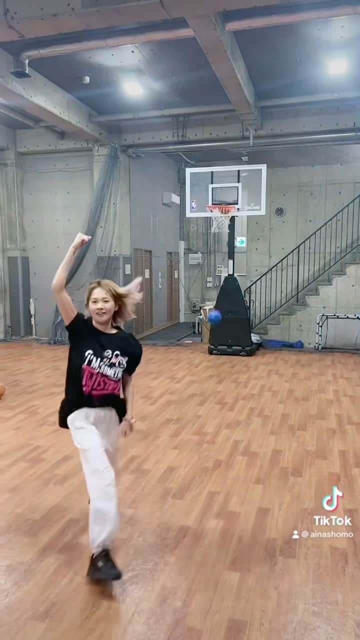 庄毛安那のインスタグラム：「🏀12/17バスケ配信参加者募集🏀  以前よりライブ配信内でお話ししてました『TikTokサブスク入会者限定』バスケ配信を下記の通り行います。 つきましては参加者とそれに伴うオフ会の参加者を募集します。  【参加条件】 参加希望メールを送信する時点で圧ねぇサブスク『哲夫の子』加入されている方。  【日程】 2023年12月17日(日)  【場所】 東京都区内 （詳細は参加確定の際にお知らせします。）  【タイムスケジュール(予定)】 14:55　現地集合 15:00　準備運動&バスケで圧ねぇと遊ぼう 15:30　サブスク限定配信 16:45　片付け 17:00　解散 17:30　オフ会(会場近辺の予定) 19:30　解散  【費用】 バスケ配信・・・無料 オフ会　￥4,000前後の予定です。  参加ご希望の方は下記にメールにてご連絡下さい。  【送付先】 atunettcontact@gmail.com  【記載事項】 [件名]：『バスケ配信参加希望』 [内容] ・tiktok ID　もしくは　ユーザーネーム(絵文字等は不要です。) ・参加希望内容を番号でご記入ください。 ①バスケ配信とオフ会の両方 ②バスケ配信のみ ③オフ会のみ  【期日】 2023年11月20日23:59受信分迄  ※当方の想定以上の希望数がある場合調整させていただく場合があります。」