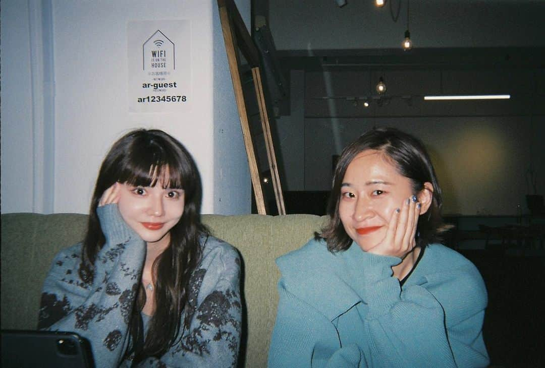 村田倫子のインスタグラム：「💙  相棒✌︎。  idem Mag vol.3は スタッフの一日に密着の巻。 写ルンです久々に撮った〜！  @idem__official のofficial siteの ページから覗いてみてください💞  以下Mag引用 ~~~~~~~~~~~~~~~~~~~  出社日は、完全に裏方モード。 お洋服の事だけに向き合いたいので、 写真を撮ったり、SNSでの共有はあまりしません。 なので今回の企画はとても新鮮でした。 楽しんでいただけたでしょうか…？ 裏ワザはなし、チームのみんなと話し合い、 手を動かしながら、idemのお洋服は 0から少しずつ形になっていきます。 とても地味な作業が多いですが、 私はこの一つのモノが出来上がるまでの "選択の連続"がとても好きです。 その日のひらめきで、目に留まる生地や、 発想の展開が変わるので、 作業だけどライブのような感覚で楽しんでいます。  一方デザインは、孤独の中で生み出したいタイプなので、 会社では書きません。自分の中でじっくり発酵させてから、 周ちゃんに相談します。  idemをはじめてから、1人じゃない楽しさを知りました。 それぞれが違うポジションで、 愛をもってidemと向き合ってくれる 心強いチームの皆んないるから私も頑張れます！  #idem_idea」