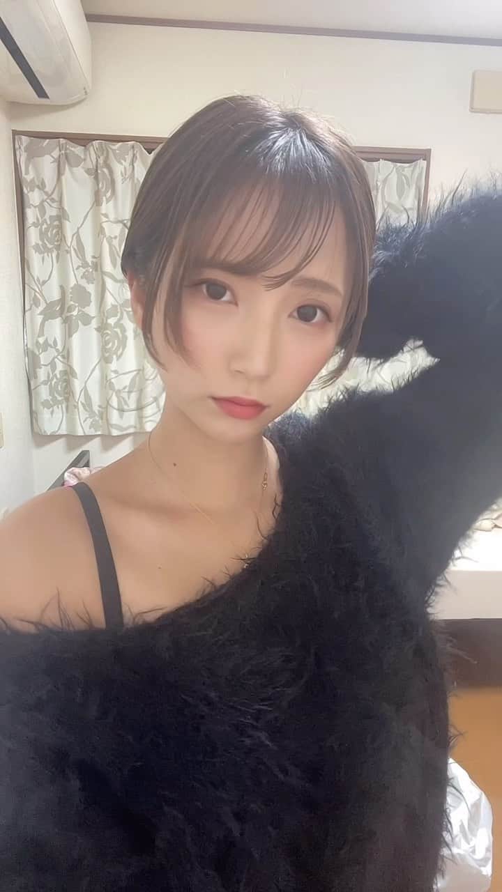 街山みほのインスタグラム：「もうすぐでクリスマスだね🎄✨ ⁡ みんなは何して過ごすの〜？💞 ⁡ 街山はクリスマスに "とある企画" があるので 来てくれる人たちも過ごすよ〜🤭✨✨ ⁡ 気になる人はプロフィールのまとめリンクを チェックしてみてね🫶✨ ⁡ ⁡ ⁡ ＼＼お知らせ／／ ⁡ 現在、街山みほ -グラビア人生 最終章-  の写真集である『Phantom』が発売中ですが.. ⁡ 4年間続けてきた、私のグラビア魂を🔥 ⁡ 皆さんの胸に焼き付けてほしい、残しておきたい‼️ ⁡ と、思いまして💡 ⁡ 今までのグラビア写真、オフショットや未公開ショットなどを..📷💖 ⁡ 今後は❗️ "Instagramのサブスクリプション限定" で 公開していきます☺️✨ ⁡ この機会に、街山みほの -グラビア人生- を しっかりと目に焼き付けてください❤️‍🔥❤️‍🔥 ⁡ ⁡ ✨サブスクリプションの特典✨ ・登録者バッジ ・限定コンテンツ ・舞台裏 ・感謝の表明 ⁡ 月額¥800 ⁡ 今後、グラビアなどの写真はサブスクリプション限定でコンテンツ公開します🫶💕」
