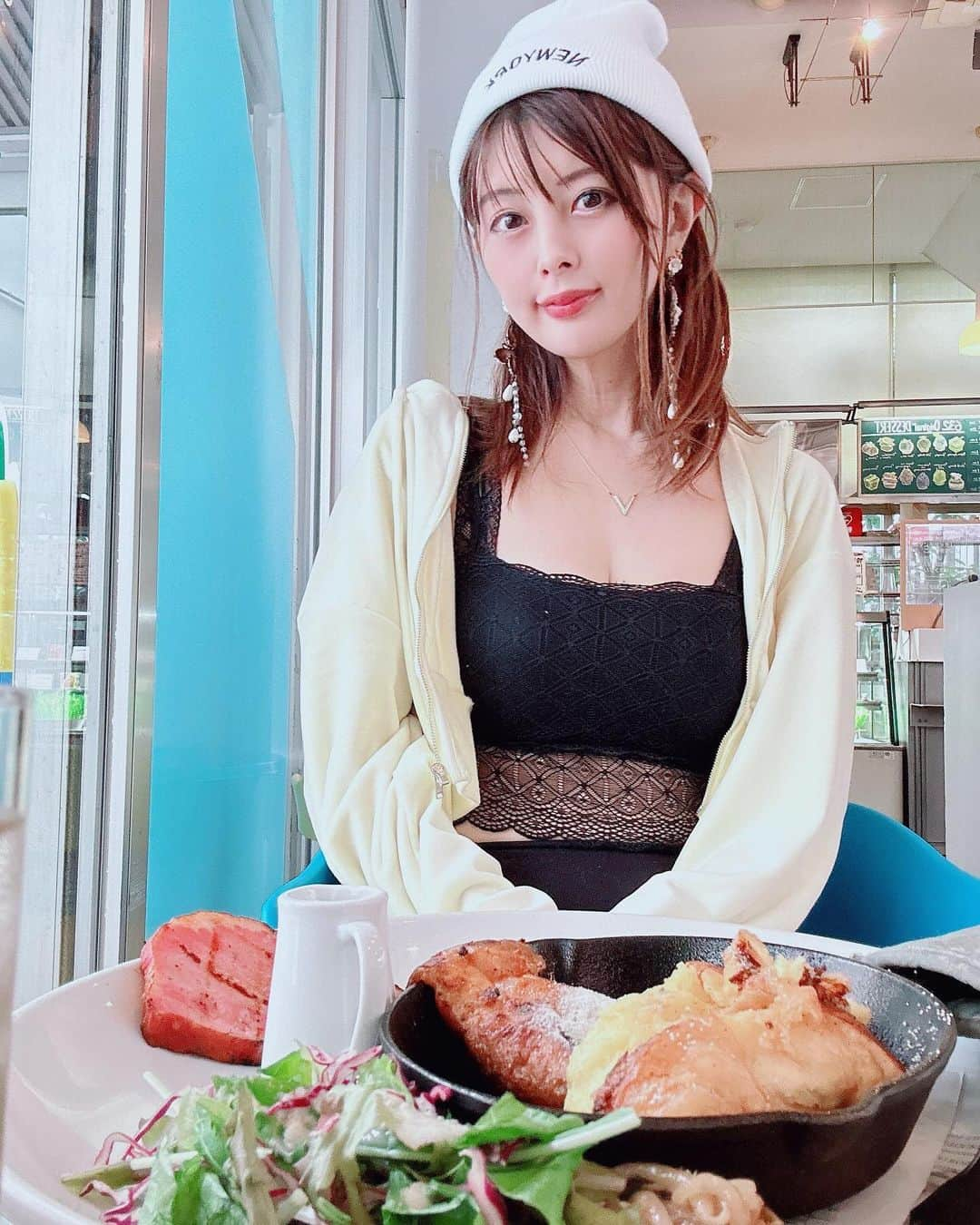 satomiさんのインスタグラム写真 - (satomiInstagram)「☕️🍞🍰 ・ 今日は原宿の【みるカフェ】lunch🍴 ・ 大好きなフレンチトースト🍞🥚 ・ ここね期間限定のカフェで言語の垣根を越えてだれもが快適にコミュニケーションがとれるカフェなの！！ ・ 注文とか接客は、音声翻訳表示ディスプレイとかアプリや音を振動に変換するデバイスなど最新のデジタル技術が使われてるから聴覚障害者の店員さんでも全然スムーズに注文できました☺️💓 ・ メニューも豊富だし美味しかった♡ 11/26までだからぜひ🚶☕️☕️  @ecofarmcafe_632 #pr  #みるカフェ  #東京2025デフリンピック #原宿カフェ  #エコファームカフェ632」11月17日 19時53分 - saatoomii47