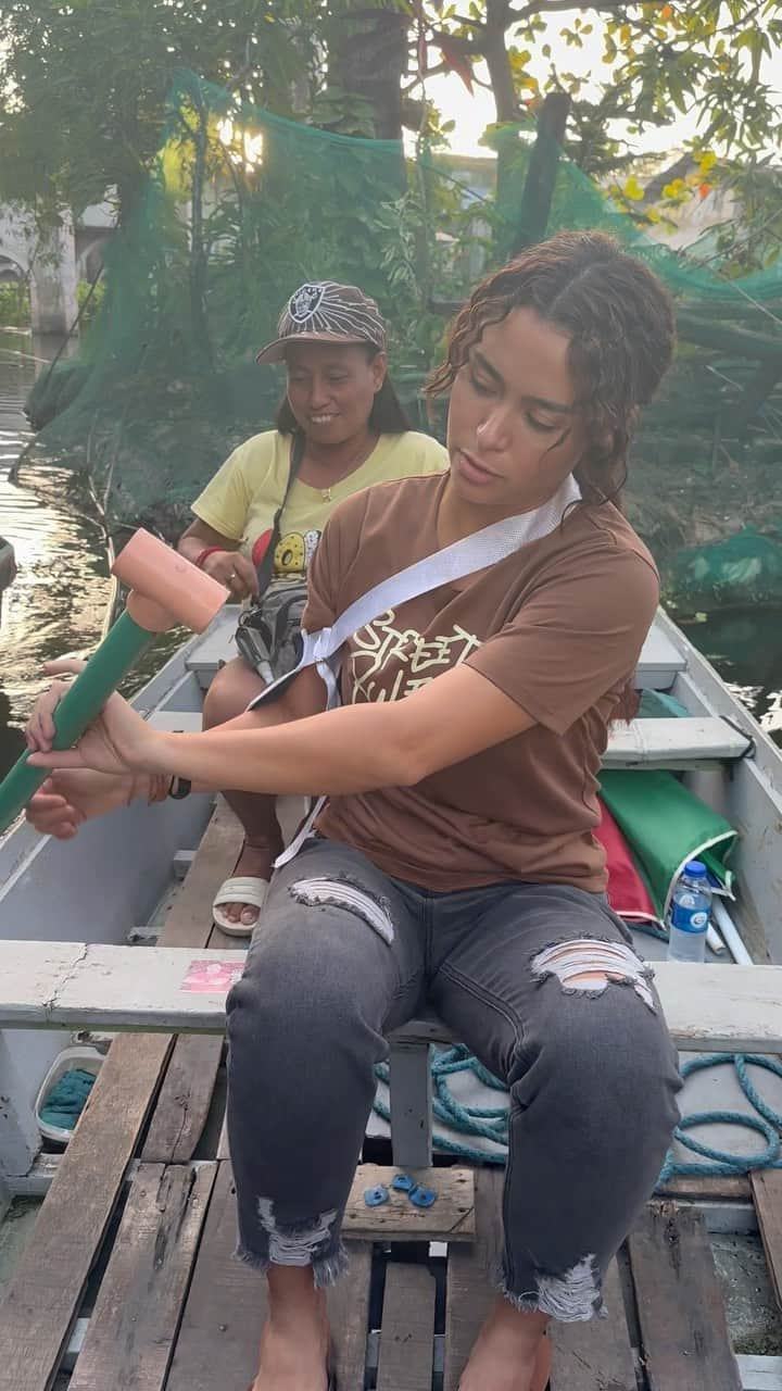 ヤシー・プレスマンのインスタグラム：「Sa Location namin ngayon para sa taping!  ate bebe, salamat sa pagiikot po sa bangka, at sa pagpayag nyo na ko ang magsagwan, pati na rin po sa pagorganize po ng pagorder ko ng mga isaw at betamax! dabest ka! salamat po sainyong lahat 🤍 at salamag po sa pagtanggap niyo po samin dito 🤍」