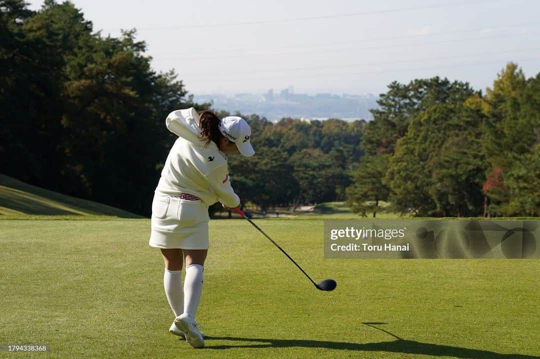 橋添穂さんのインスタグラム写真 - (橋添穂Instagram)「最終戦 #京都レディースオープン  最終日バーディーフィニッシュでアンダーにすることができたので今シーズンいい締めくくりができたと思います！  3日間苦しいゴルフでしたが、2日目は晶さんのおかげで楽しかったです♡ 2枚目笑いすぎてる😂  今シーズンもたくさんの応援をありがとうございました！！皆様の応援が本当に力になりました✊❤️  残すはファイナルQT！ 自分を信じて行ってきます👍  #ゴルフ#ゴルフウェア#ゴルフスイング#ゴルフシューズ#ゴルフ練習#ゴルフ女子#ダンロップゴルフ#スリクソン#スリクソンゴルフ#ルコック#ルコックゴルフ#KOHSAI#ジュエリー#ピアス#golf#golfwear#golfswing#golfstagram⛳️」11月17日 19時53分 - minorihashizoe