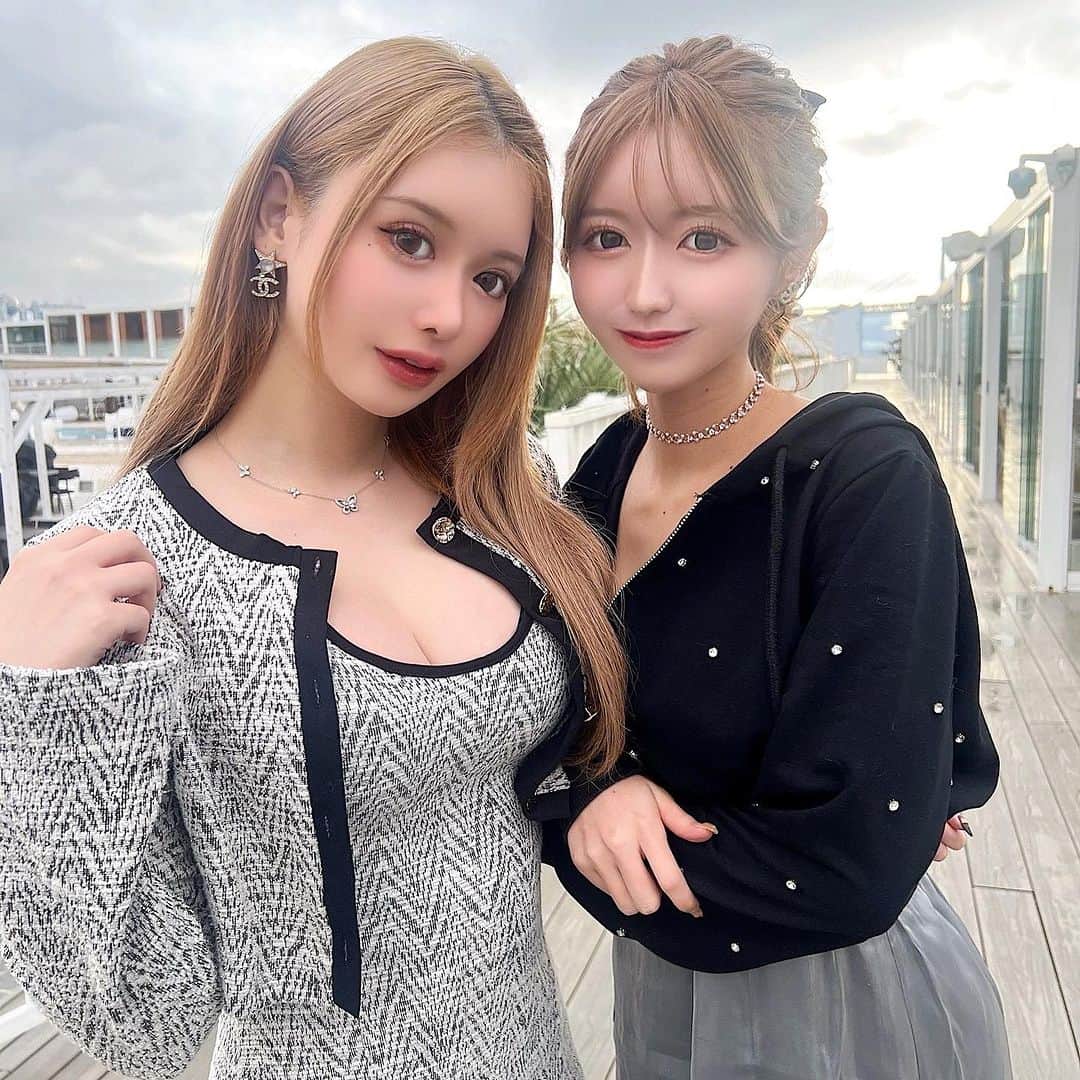 ゆうめろのインスタグラム：「あやちとBBQ😋🍖🔥 明日はあやちがコンカフェの店長するので、 皆も行ってみてね〜🥰 私も応援しに行くよ✨ ・ #bbq #女子会コーデ  #ミルクティーベージュ #エクステ」