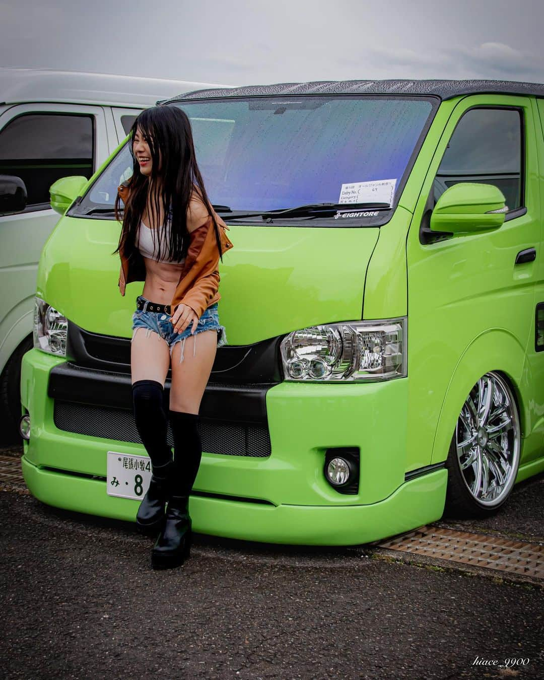 Ruriのインスタグラム：「. 📷 @hiace_9900 さん✨ 🚘 @niwashi888 さん✨ . 楽しすぎて笑いまくったフリPaPa杯❤️ ハイエースの方々がまじ面白くて爆笑しまくりました🤣💓 仲良くしてくださりありがとうございます😊❤️ また会いたーい、またお話ししたーい、また写真とりたーい❤️ . . #フリpapa杯 #フリpapa杯秋祭り #ハイエース #トヨタ #toyota #hiace #イベント #車好き #カスタムカー #車横モデル #キャンギャル #cargirl #carmodel #model #セクシーカーガールズ #滋賀 #希望ヶ丘文化公園」