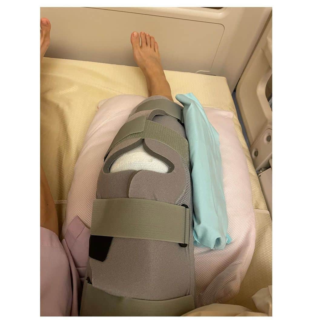 水沢史絵のインスタグラム：「術後の様子 このあと物凄い勢いで足が浮腫んでパツパツになりました 人体の不思議🦵 今術後2日目だけどまだ痛いよう…  #半月板縫合手術」