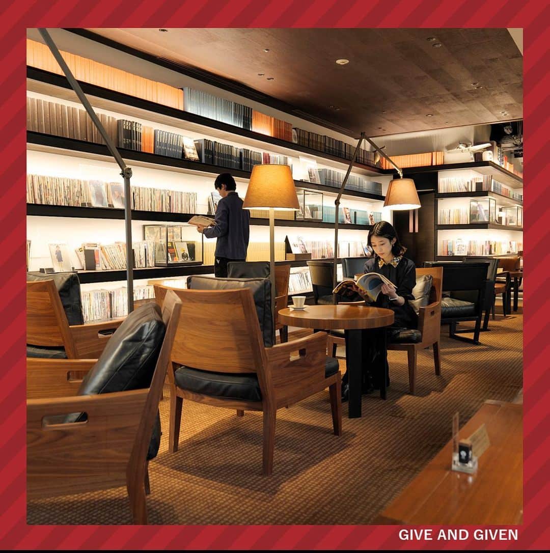 のインスタグラム：「蔦夜書店 -Reading Book Night-  閉店後、夜の蔦屋書店でゆっくりと読書を楽しむ蔦"夜"書店を開催します。  抽選申込にご応募いただいた方の中から限定30名様をご招待。  コンシェルジュによる店内ツアーや本にまつわるコンテンツをご用意してお待ちしております。  静かな夜の蔦屋書店で、一夜限りの読書体験をお楽しみください。  ■開催日程：2023年12月9日(土) 24:00～6:00　  ■開催店舗：代官山 蔦屋書店  ■参加費：4,400円(税込)  ■申込期間：2023年11月17日(金)～11月26日(日)  ■当落発表：2023年11月27日(月)  ■コンテンツ紹介  ・Night Tour  代官山 蔦屋書店のコンシェルジュがご案内する、Night Tourを実施します。  歴史やデザイン、書棚の作り方やその仕事についてお話ししながら書店内を回り、  書店の魅力や本の選び方についてご紹介。  ・Book Pairing  代官山 蔦屋書店のコンシェルジュと話しながら、  事前に回答した本の好みに合わせて、あなただけのおすすめの本をご提案します。  まだ出会ったことのない一冊に出会えるかもしれません。  ・Find Your Book  静かな蔦屋書店の中で、読みたい本をじっくりとお探しいただけます。  一夜限りの読書体験の思い出として、手に取った一冊を後日代官山 蔦屋書店公式HPにコメント付きで掲載させていただきます。  ・Drink＆Food  SHARE LOUNGEのドリンクとフードをご利用いただけます。（※アルコール類を除く）  温かいコーヒーを片手に、ゆっくりと読書をお楽しみください。  食べ物や飲み物もお持ち込みいただけます。  ※匂いの強い食品・アルコール類のお持ち込みはご遠慮頂いております。  ■注意事項  ※当日のみ店内での写真撮影もお楽しみいただけます。  ※写真撮影の際はほかのお客様の映り込みがないようお気を付け下さい。  ※また書籍/雑誌の中身の撮影、営利目的の撮影はお控えいただきますようお願いします。  ※20歳未満の方はご参加いただけません。  ※当日代官山 蔦屋書店までの交通費はお客様負担となりますのでご了承ください。  ※お車でお越しのお客様は駐車場をご利用いただけますが、駐車場内でのトラブル等に一切の責任を負いませんのでご了承ください。  ※駐車料金は不要です。  ※当日は受付にてお荷物をお預かりさせていただくことも可能ですが、貴重品等はお客様でお持ちいただきますようお願いします。  ※当日は防犯対策のため受付時以外の出入りは基本的に不可とさせていただきます。  ※途中で退店いただくことは可能ですが、再入場はお断りしています。  ※途中でご退店いただいた場合も交通費のお渡しはできませんのでご了承ください。  ※店内に喫煙所はございません。  ※スターバックスとスターバックス席はご利用いただけませんのでご了承ください。  ※飲酒後のご来店、店内での飲酒はお断りしております。  ※ほかのお客様のご迷惑となる行為はお控えいただきますようお願いいたします。  ※その他スタッフの指示に従わない場合はご退店をお願いする場合がございますのでご了承ください。  #代官山蔦屋書店 #tsutayoru」