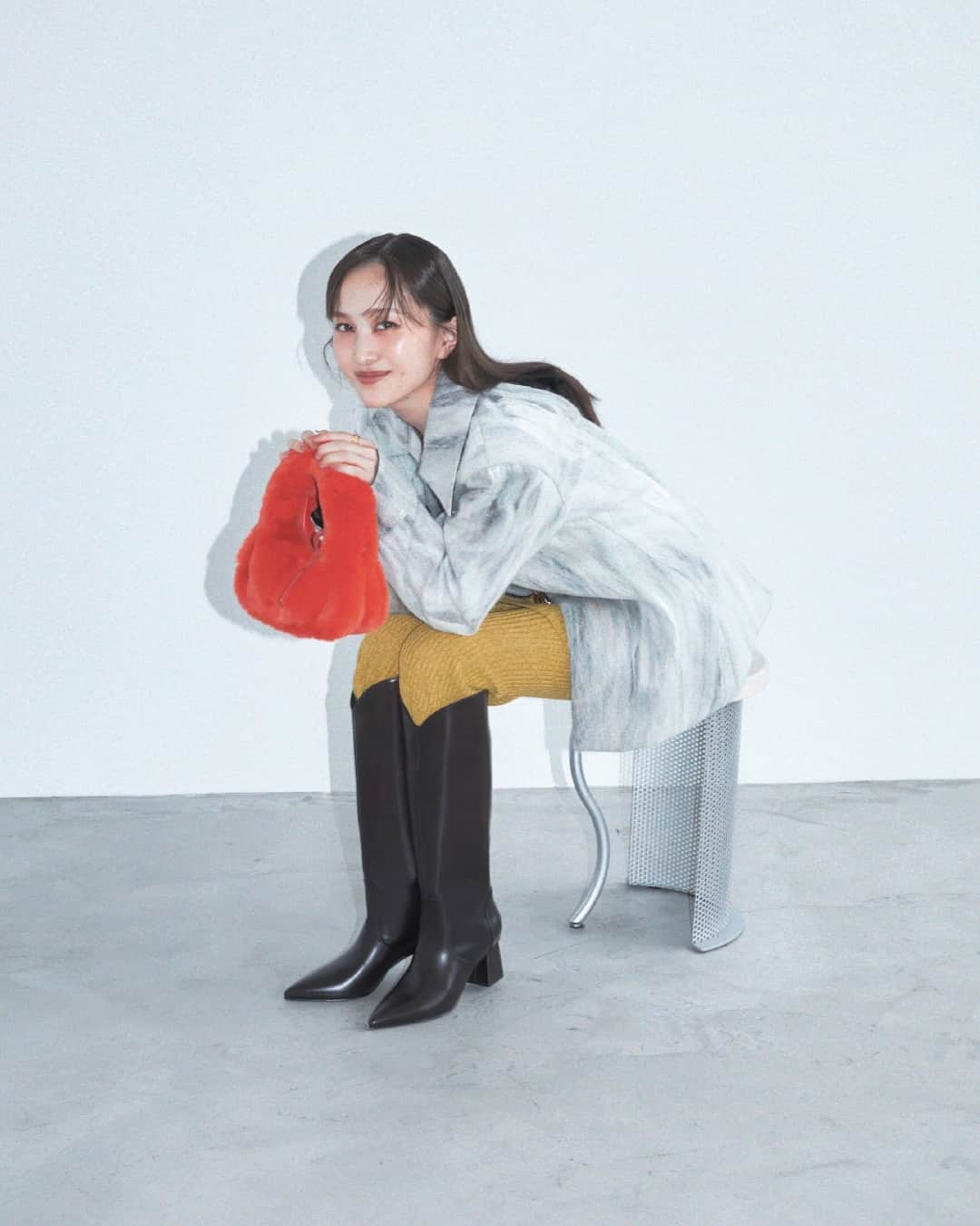 CHARLES & KEITH JAPAN CHARLES & KEITHのインスタグラム：「⁠【WINTER 2023 with @kanakomomota_official】⁠ 落ち着いたカラーが多くなりがちな冬のアウトフィット。⁠ 色鮮やかなアイテムをポイントで取り入れるだけで、パッと華やかな印象に。⁠ 今年の冬はカラー×カラーのコーディネートに挑戦してみては?⁠ ⁠ Yama ミニヤマ ファーリートップハンドルバッグ⁠ (Article No. CK2-40151334-1)⁠ Lucinda ルシンダ トラペーズヒールロングブーツ⁠ (Article No. CK1-90280057)⁠ ⁠ #CharlesKeithFW23⁠ #チャールズアドキース⁠ @nylonjapan⁠ ⁠ MODEL: KANAKO MOMOTA​⁠ PHOTOGRAPHY: SHOTARO YAMAGOE​⁠ STYLING: HIROMI NAKAMOTO(SIGNO)​⁠ HAIR&MAKEUP: HITOMI MATSUNO​」