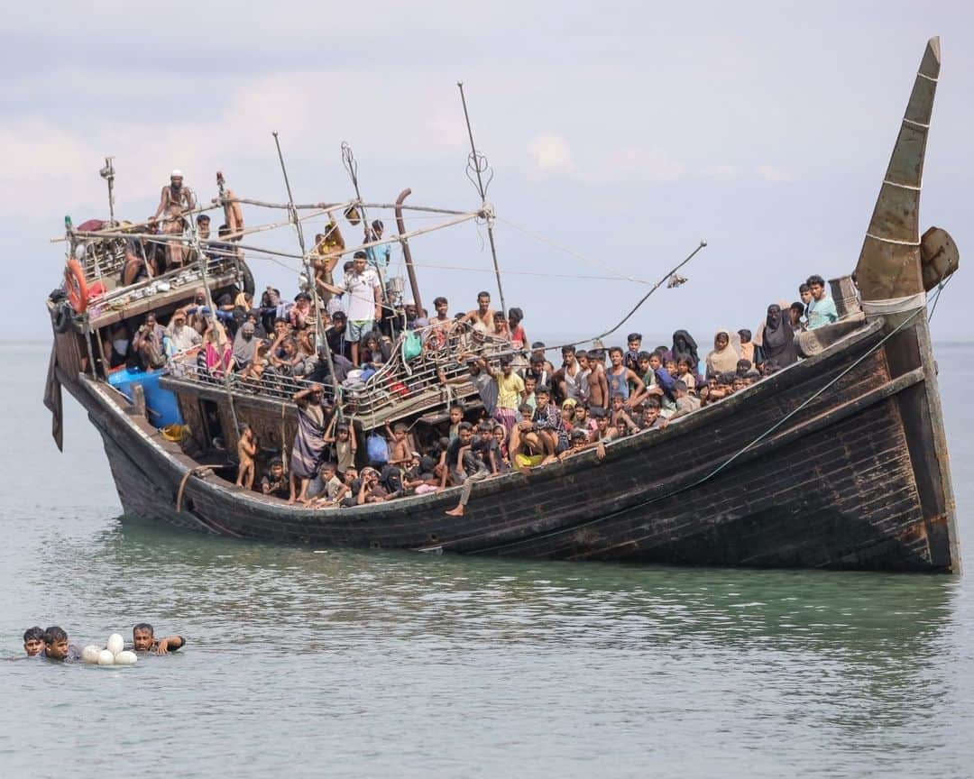 AFP通信さんのインスタグラム写真 - (AFP通信Instagram)「Boat with hundreds of Rohingya refugees spotted off Indonesia⁣ ⁣ 1- A Newly arrived Rohingya refugee walks to the beach after the local community decided to temporarily allow them to land for water and food in Ulee Madon, Aceh province on November 2023.⁣ ⁣ 2 - Newly arrived Rohingya refugees rest on the beach in Ulee Madon, Aceh province on November 2023.⁣ ⁣ 3 - Newly arrived Rohingya refugees return to a boat after the local community decided to temporarily allow them to land for water and food in Ulee Madon, Aceh province, on November 2023.⁣ ⁣ 4 - A local youth looks at a boat carrying newly arrived Rohingya refugees stranded after the nearby community decided not to allow them to land after giving them water and food in Pineung, Aceh province on November 2023.⁣ ⁣ 5 - Three Rohingya refugees try to swim to the beach as they are stranded on a boat in Pineung, Aceh province on November 2023.⁣ ⁣ 6 - Rohingya refugees react after reaching the beach by swimming as others are stranded on a boat in Pineung, Aceh province on November 2023.⁣ ⁣ 7 - A newly arrived Rohingya refugee lies on the sand after reaching the beach by swimming in Pineung, Aceh province on November 2023.⁣ ⁣ 8->9 - Newly arrived Rohingya refugees are stranded on a boat as the nearby community decided not to allow them to land after providing water and food in Pineung, Aceh province on November 2023.⁣ ⁣ 10 - A local fisherman's boat tows the boat of newly arrived Rohingya refugees to the offshore after the nearby community gave them water and food but did not allow them to land on the beach in Pineung, Aceh province on November 2023.⁣ 📷 @amandajufrian ⁣ #AFPPhoto」11月17日 20時05分 - afpphoto