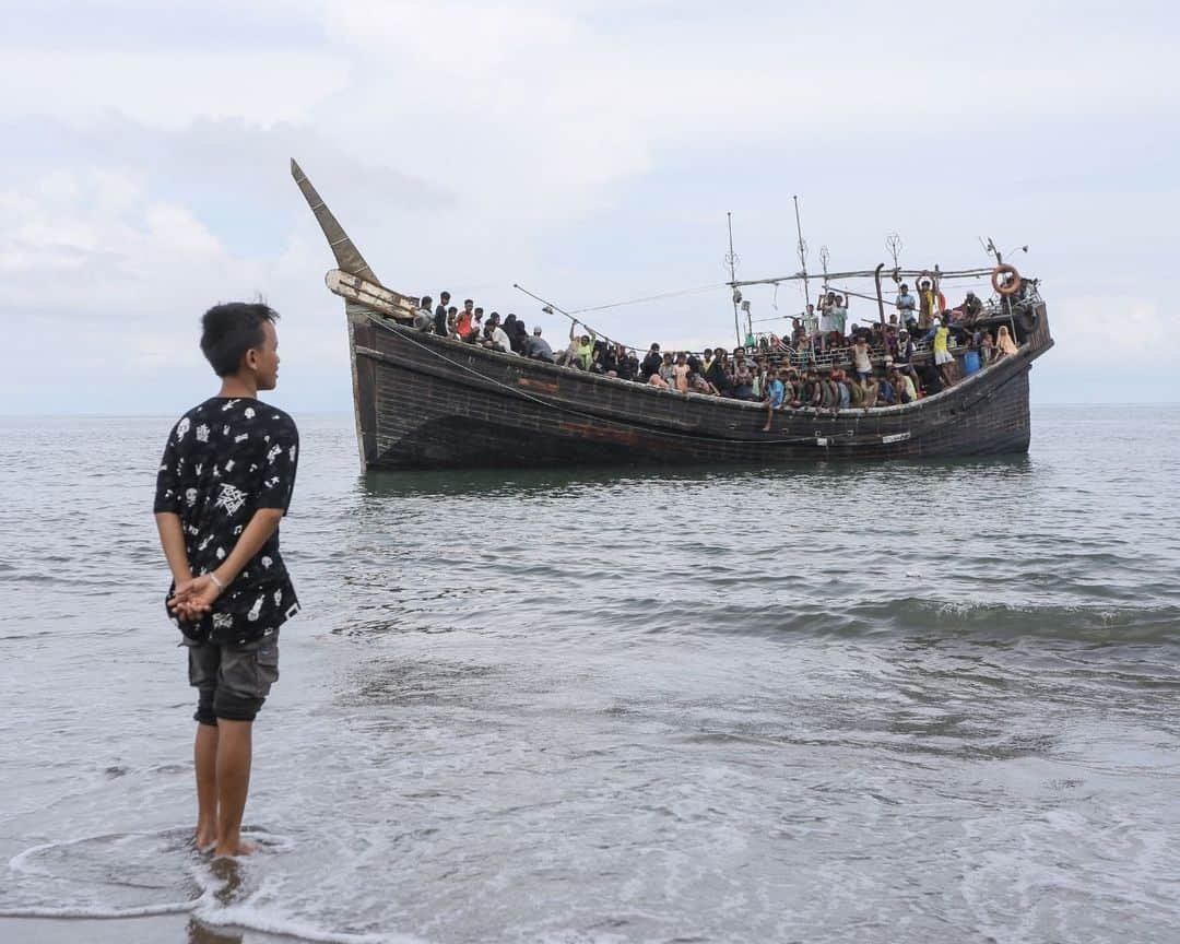 AFP通信さんのインスタグラム写真 - (AFP通信Instagram)「Boat with hundreds of Rohingya refugees spotted off Indonesia⁣ ⁣ 1- A Newly arrived Rohingya refugee walks to the beach after the local community decided to temporarily allow them to land for water and food in Ulee Madon, Aceh province on November 2023.⁣ ⁣ 2 - Newly arrived Rohingya refugees rest on the beach in Ulee Madon, Aceh province on November 2023.⁣ ⁣ 3 - Newly arrived Rohingya refugees return to a boat after the local community decided to temporarily allow them to land for water and food in Ulee Madon, Aceh province, on November 2023.⁣ ⁣ 4 - A local youth looks at a boat carrying newly arrived Rohingya refugees stranded after the nearby community decided not to allow them to land after giving them water and food in Pineung, Aceh province on November 2023.⁣ ⁣ 5 - Three Rohingya refugees try to swim to the beach as they are stranded on a boat in Pineung, Aceh province on November 2023.⁣ ⁣ 6 - Rohingya refugees react after reaching the beach by swimming as others are stranded on a boat in Pineung, Aceh province on November 2023.⁣ ⁣ 7 - A newly arrived Rohingya refugee lies on the sand after reaching the beach by swimming in Pineung, Aceh province on November 2023.⁣ ⁣ 8->9 - Newly arrived Rohingya refugees are stranded on a boat as the nearby community decided not to allow them to land after providing water and food in Pineung, Aceh province on November 2023.⁣ ⁣ 10 - A local fisherman's boat tows the boat of newly arrived Rohingya refugees to the offshore after the nearby community gave them water and food but did not allow them to land on the beach in Pineung, Aceh province on November 2023.⁣ 📷 @amandajufrian ⁣ #AFPPhoto」11月17日 20時05分 - afpphoto