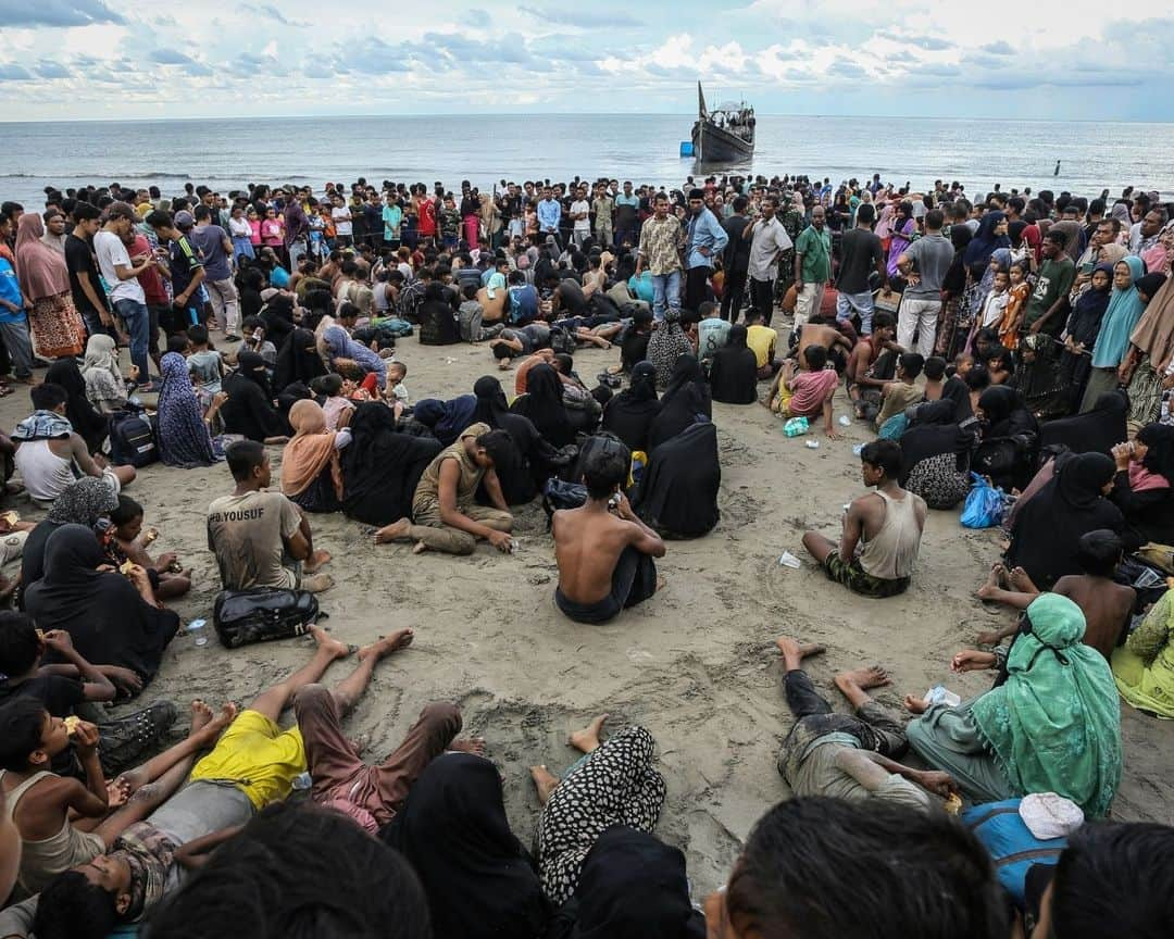 AFP通信さんのインスタグラム写真 - (AFP通信Instagram)「Boat with hundreds of Rohingya refugees spotted off Indonesia⁣ ⁣ 1- A Newly arrived Rohingya refugee walks to the beach after the local community decided to temporarily allow them to land for water and food in Ulee Madon, Aceh province on November 2023.⁣ ⁣ 2 - Newly arrived Rohingya refugees rest on the beach in Ulee Madon, Aceh province on November 2023.⁣ ⁣ 3 - Newly arrived Rohingya refugees return to a boat after the local community decided to temporarily allow them to land for water and food in Ulee Madon, Aceh province, on November 2023.⁣ ⁣ 4 - A local youth looks at a boat carrying newly arrived Rohingya refugees stranded after the nearby community decided not to allow them to land after giving them water and food in Pineung, Aceh province on November 2023.⁣ ⁣ 5 - Three Rohingya refugees try to swim to the beach as they are stranded on a boat in Pineung, Aceh province on November 2023.⁣ ⁣ 6 - Rohingya refugees react after reaching the beach by swimming as others are stranded on a boat in Pineung, Aceh province on November 2023.⁣ ⁣ 7 - A newly arrived Rohingya refugee lies on the sand after reaching the beach by swimming in Pineung, Aceh province on November 2023.⁣ ⁣ 8->9 - Newly arrived Rohingya refugees are stranded on a boat as the nearby community decided not to allow them to land after providing water and food in Pineung, Aceh province on November 2023.⁣ ⁣ 10 - A local fisherman's boat tows the boat of newly arrived Rohingya refugees to the offshore after the nearby community gave them water and food but did not allow them to land on the beach in Pineung, Aceh province on November 2023.⁣ 📷 @amandajufrian ⁣ #AFPPhoto」11月17日 20時05分 - afpphoto