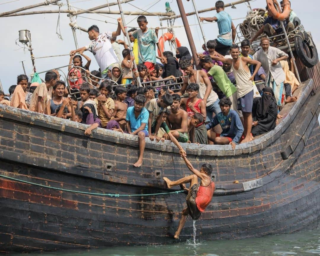 AFP通信さんのインスタグラム写真 - (AFP通信Instagram)「Boat with hundreds of Rohingya refugees spotted off Indonesia⁣ ⁣ 1- A Newly arrived Rohingya refugee walks to the beach after the local community decided to temporarily allow them to land for water and food in Ulee Madon, Aceh province on November 2023.⁣ ⁣ 2 - Newly arrived Rohingya refugees rest on the beach in Ulee Madon, Aceh province on November 2023.⁣ ⁣ 3 - Newly arrived Rohingya refugees return to a boat after the local community decided to temporarily allow them to land for water and food in Ulee Madon, Aceh province, on November 2023.⁣ ⁣ 4 - A local youth looks at a boat carrying newly arrived Rohingya refugees stranded after the nearby community decided not to allow them to land after giving them water and food in Pineung, Aceh province on November 2023.⁣ ⁣ 5 - Three Rohingya refugees try to swim to the beach as they are stranded on a boat in Pineung, Aceh province on November 2023.⁣ ⁣ 6 - Rohingya refugees react after reaching the beach by swimming as others are stranded on a boat in Pineung, Aceh province on November 2023.⁣ ⁣ 7 - A newly arrived Rohingya refugee lies on the sand after reaching the beach by swimming in Pineung, Aceh province on November 2023.⁣ ⁣ 8->9 - Newly arrived Rohingya refugees are stranded on a boat as the nearby community decided not to allow them to land after providing water and food in Pineung, Aceh province on November 2023.⁣ ⁣ 10 - A local fisherman's boat tows the boat of newly arrived Rohingya refugees to the offshore after the nearby community gave them water and food but did not allow them to land on the beach in Pineung, Aceh province on November 2023.⁣ 📷 @amandajufrian ⁣ #AFPPhoto」11月17日 20時05分 - afpphoto