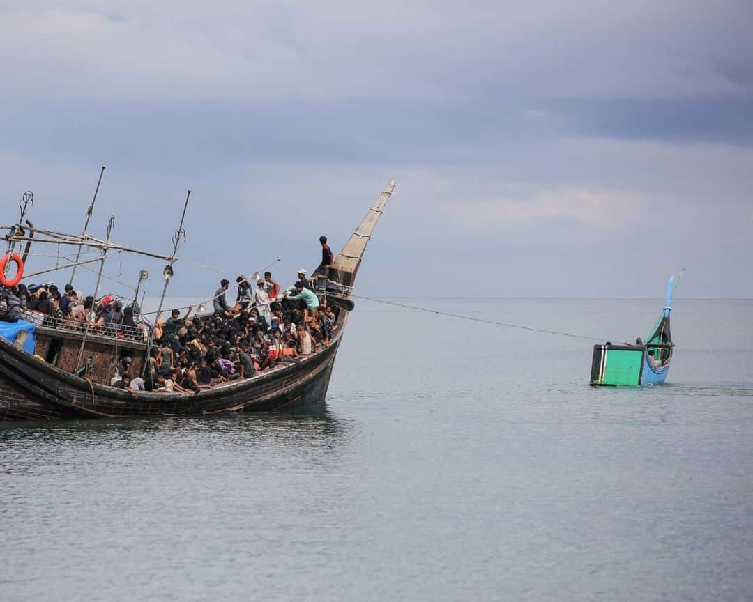 AFP通信さんのインスタグラム写真 - (AFP通信Instagram)「Boat with hundreds of Rohingya refugees spotted off Indonesia⁣ ⁣ 1- A Newly arrived Rohingya refugee walks to the beach after the local community decided to temporarily allow them to land for water and food in Ulee Madon, Aceh province on November 2023.⁣ ⁣ 2 - Newly arrived Rohingya refugees rest on the beach in Ulee Madon, Aceh province on November 2023.⁣ ⁣ 3 - Newly arrived Rohingya refugees return to a boat after the local community decided to temporarily allow them to land for water and food in Ulee Madon, Aceh province, on November 2023.⁣ ⁣ 4 - A local youth looks at a boat carrying newly arrived Rohingya refugees stranded after the nearby community decided not to allow them to land after giving them water and food in Pineung, Aceh province on November 2023.⁣ ⁣ 5 - Three Rohingya refugees try to swim to the beach as they are stranded on a boat in Pineung, Aceh province on November 2023.⁣ ⁣ 6 - Rohingya refugees react after reaching the beach by swimming as others are stranded on a boat in Pineung, Aceh province on November 2023.⁣ ⁣ 7 - A newly arrived Rohingya refugee lies on the sand after reaching the beach by swimming in Pineung, Aceh province on November 2023.⁣ ⁣ 8->9 - Newly arrived Rohingya refugees are stranded on a boat as the nearby community decided not to allow them to land after providing water and food in Pineung, Aceh province on November 2023.⁣ ⁣ 10 - A local fisherman's boat tows the boat of newly arrived Rohingya refugees to the offshore after the nearby community gave them water and food but did not allow them to land on the beach in Pineung, Aceh province on November 2023.⁣ 📷 @amandajufrian ⁣ #AFPPhoto」11月17日 20時05分 - afpphoto