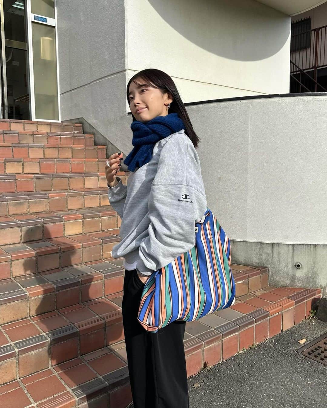 yuikoさんのインスタグラム写真 - (yuikoInstagram)「昨日発売した @suwdee_official soft knit mufflerと @yemru.official のトートバッグの相性◎💙🧣」11月17日 20時05分 - _yuiko__