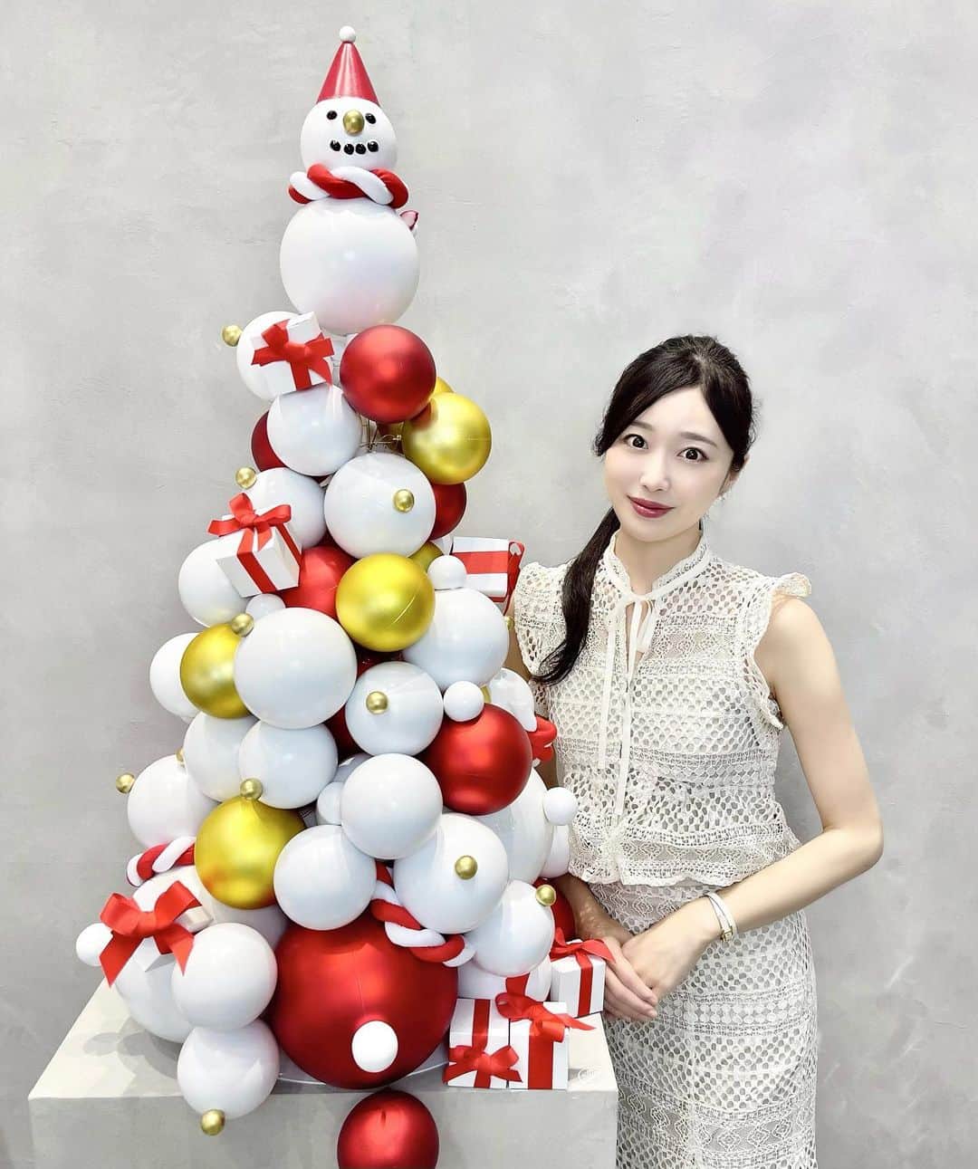 sakiのインスタグラム：「.  @louange_tokyo さんの クリスマスコレクションを見に行きました🎄✨  とっても可愛いケーキがたくさんでした🎂🤍 ご招待いただきありがとうございました🤍  #ルワンジュ東京 #ルワンジュ東京ルミュゼ #クリスマスケーキ#louangetokyo」