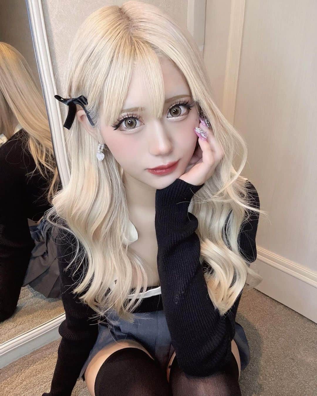 あいめろ姫のインスタグラム：「ニーハイって萌える？🐰🖤」