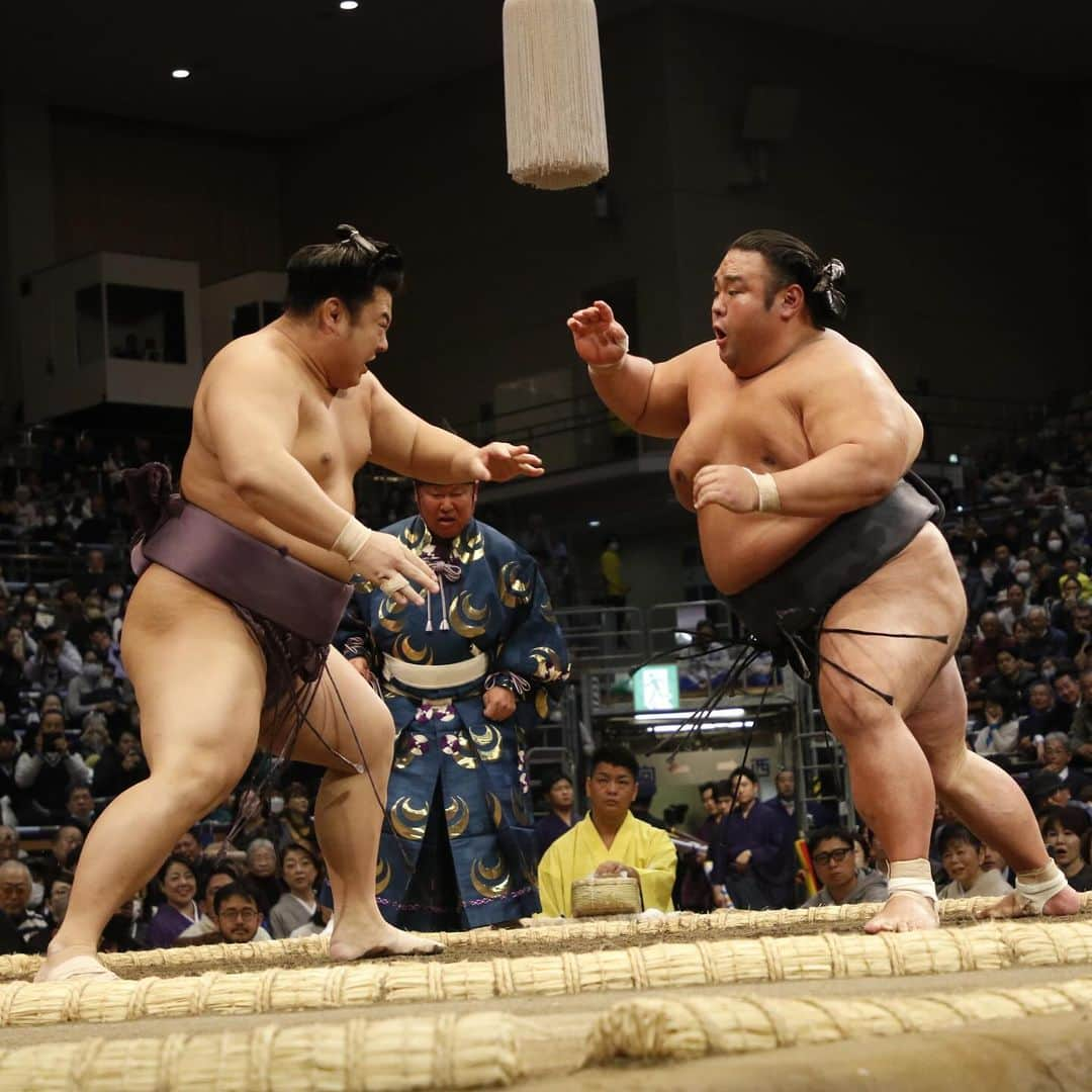 日本相撲協会さんのインスタグラム写真 - (日本相撲協会Instagram)「大相撲九州場所6日目！ #豪ノ山 が大関#霧島 を破り、#髙安 が大関#豊昇龍 を破った。 幕内6連勝は#琴ノ若 と#一山本 の2人に。  1敗で追うのは、 #貴景勝 豊昇龍 #翠富士 #熱海富士 #美ノ海 の5人。  @sumokyokai  #大相撲 #sumo #相撲 #力士 #お相撲さん #japanphoto #sumowrestlers #japanculture  #九州場所 #11月場所 #十一月場所　#福岡国際センター」11月17日 19時58分 - sumokyokai