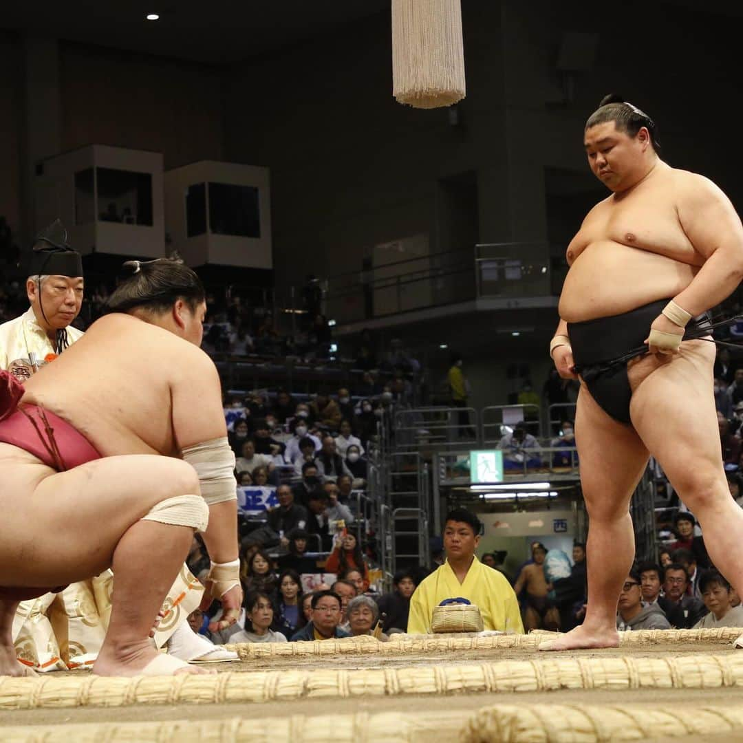 日本相撲協会さんのインスタグラム写真 - (日本相撲協会Instagram)「大相撲九州場所6日目！ #豪ノ山 が大関#霧島 を破り、#髙安 が大関#豊昇龍 を破った。 幕内6連勝は#琴ノ若 と#一山本 の2人に。  1敗で追うのは、 #貴景勝 豊昇龍 #翠富士 #熱海富士 #美ノ海 の5人。  @sumokyokai  #大相撲 #sumo #相撲 #力士 #お相撲さん #japanphoto #sumowrestlers #japanculture  #九州場所 #11月場所 #十一月場所　#福岡国際センター」11月17日 19時58分 - sumokyokai