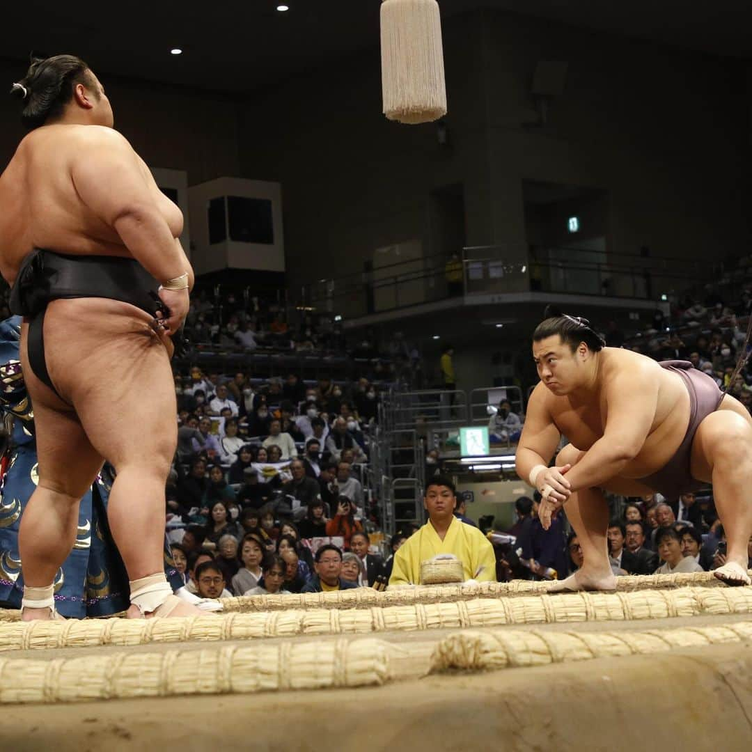 日本相撲協会さんのインスタグラム写真 - (日本相撲協会Instagram)「大相撲九州場所6日目！ #豪ノ山 が大関#霧島 を破り、#髙安 が大関#豊昇龍 を破った。 幕内6連勝は#琴ノ若 と#一山本 の2人に。  1敗で追うのは、 #貴景勝 豊昇龍 #翠富士 #熱海富士 #美ノ海 の5人。  @sumokyokai  #大相撲 #sumo #相撲 #力士 #お相撲さん #japanphoto #sumowrestlers #japanculture  #九州場所 #11月場所 #十一月場所　#福岡国際センター」11月17日 19時58分 - sumokyokai