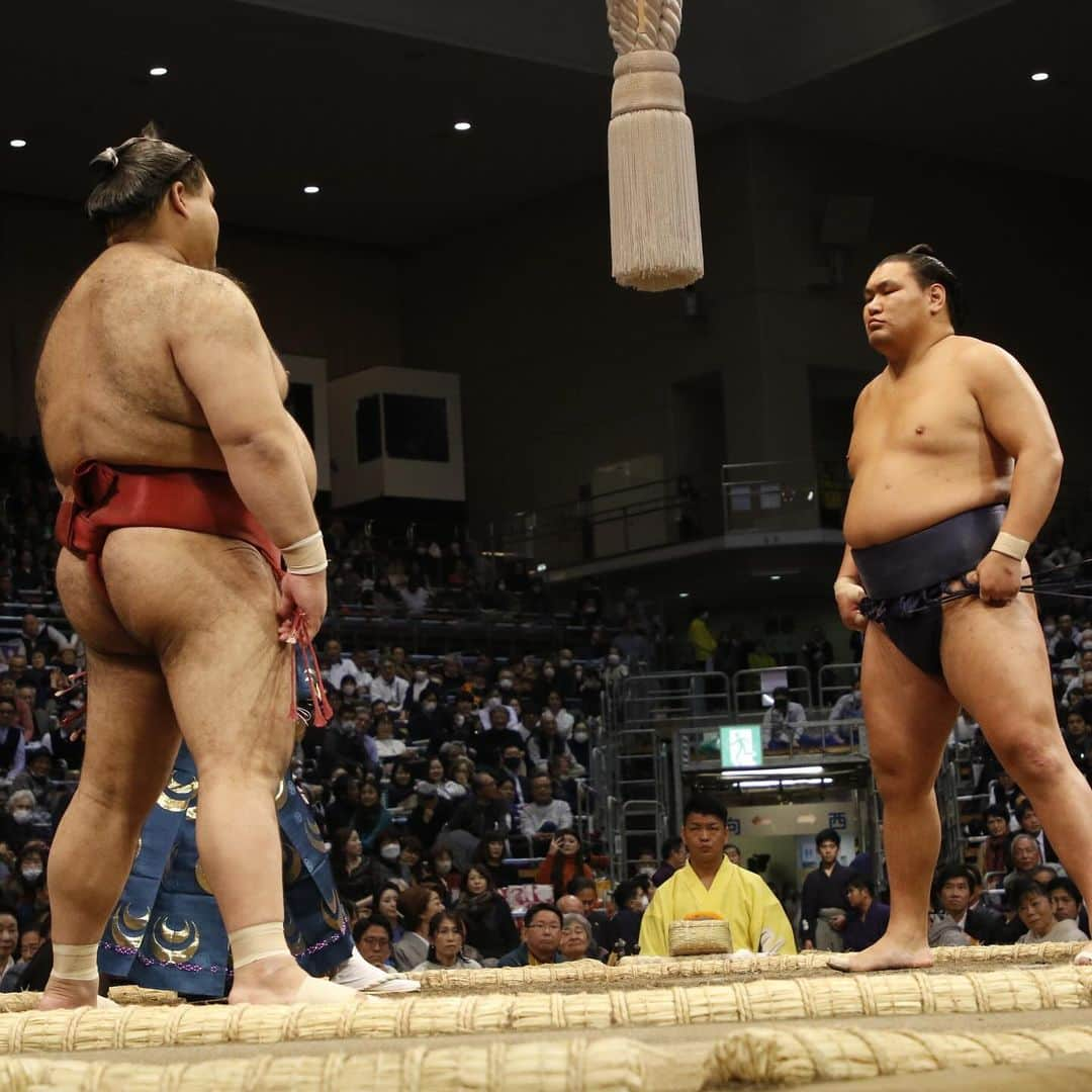 日本相撲協会のインスタグラム：「大相撲九州場所6日目！ #豪ノ山 が大関#霧島 を破り、#髙安 が大関#豊昇龍 を破った。 幕内6連勝は#琴ノ若 と#一山本 の2人に。  1敗で追うのは、 #貴景勝 豊昇龍 #翠富士 #熱海富士 #美ノ海 の5人。  @sumokyokai  #大相撲 #sumo #相撲 #力士 #お相撲さん #japanphoto #sumowrestlers #japanculture  #九州場所 #11月場所 #十一月場所　#福岡国際センター」