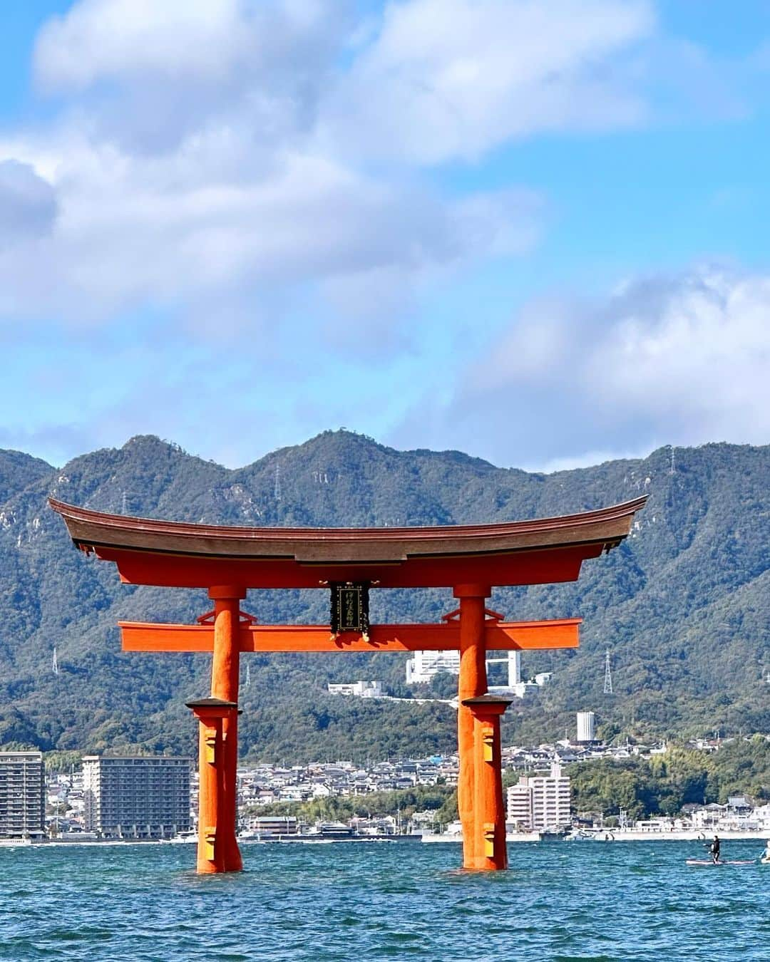 山崎陽子さんのインスタグラム写真 - (山崎陽子Instagram)「広島1日目 満潮の宮島、厳島神社へお詣りに。 平家滅亡の地、壇ノ浦の向かいで育ち、 72年の大河ドラマ「新平家物語」の大ファンだった私は、 平清盛というと仲代達矢の顔しか浮かんでこない。 #宮島 #厳島神社 #厳島神社大鳥居 #穴子丼  奢れる人も久しからず　ただ春の夜の夢のごとし✨」11月17日 19時58分 - yhyamasaki