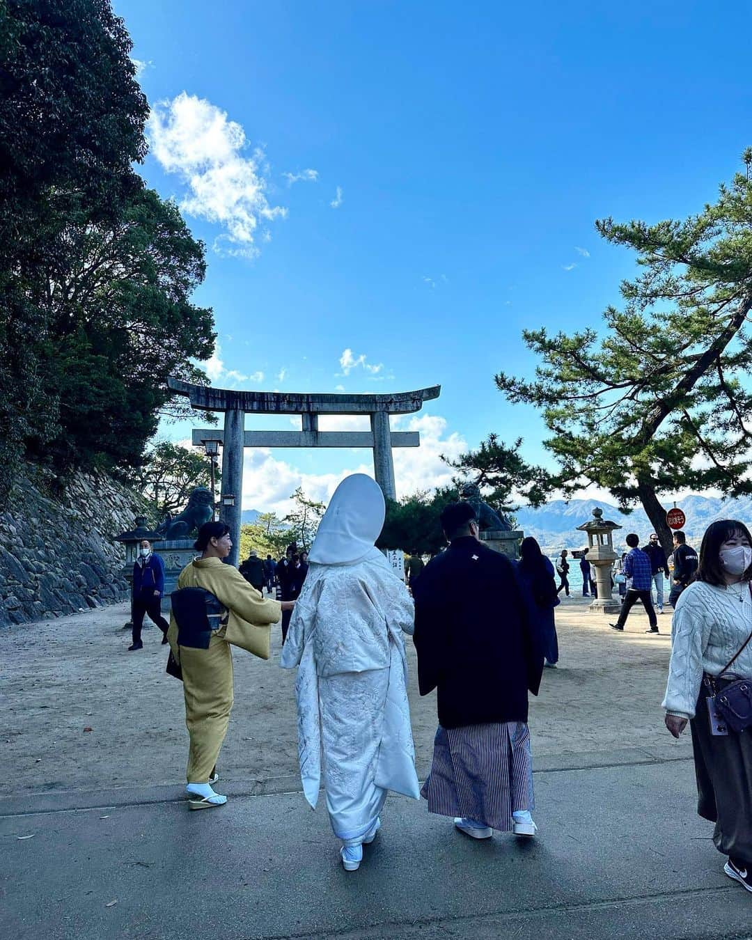 山崎陽子さんのインスタグラム写真 - (山崎陽子Instagram)「広島1日目 満潮の宮島、厳島神社へお詣りに。 平家滅亡の地、壇ノ浦の向かいで育ち、 72年の大河ドラマ「新平家物語」の大ファンだった私は、 平清盛というと仲代達矢の顔しか浮かんでこない。 #宮島 #厳島神社 #厳島神社大鳥居 #穴子丼  奢れる人も久しからず　ただ春の夜の夢のごとし✨」11月17日 19時58分 - yhyamasaki