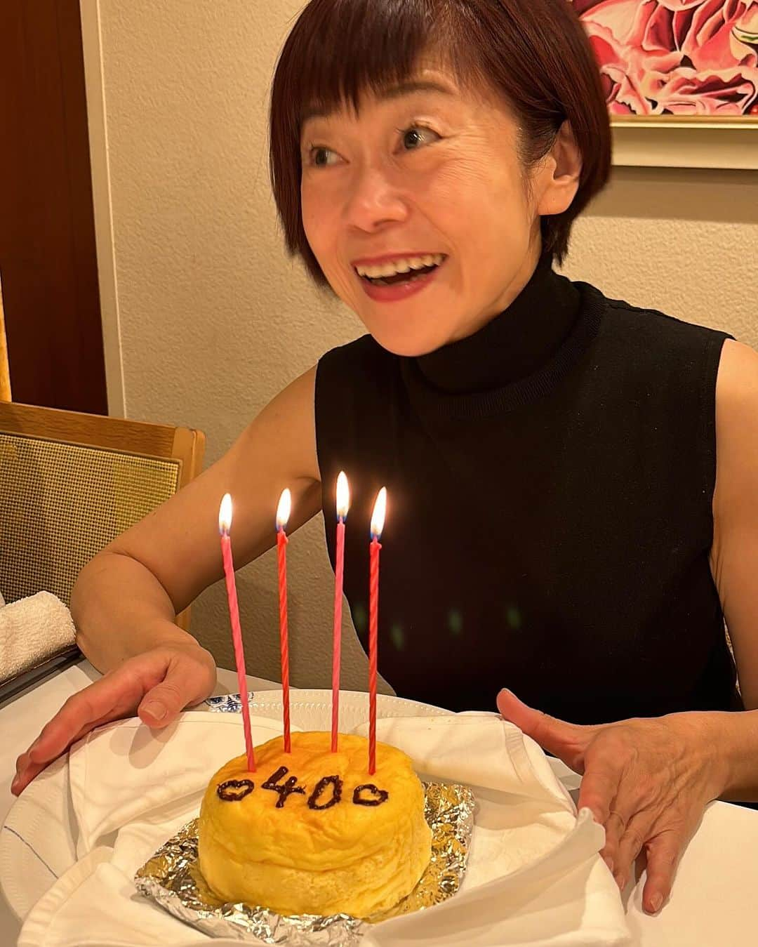 神野美伽さんのインスタグラム写真 - (神野美伽Instagram)「11月17日  みなさん こんばんは  昨晩、 40周年のコンサートが無事に終わったお祝いを、長年の知人にしていただきました。  私の大好きな「西洋料理　島」さんで、 弊社TOI  LA  VIEのスタッフもみんな一緒に。  なんて有難いことでしょう。 心から感謝です。  オーナーシェフと奥様にもいつも良くしていただき、大阪の公演まで観に来ていただいたりしています。  沢山の皆さんに大事にして来ていただいたことを痛感する毎日です。  本当に、有難うございます。  #西洋料理島　#ステーキ　#TOILAVIE」11月17日 19時59分 - mika_shinno_japan