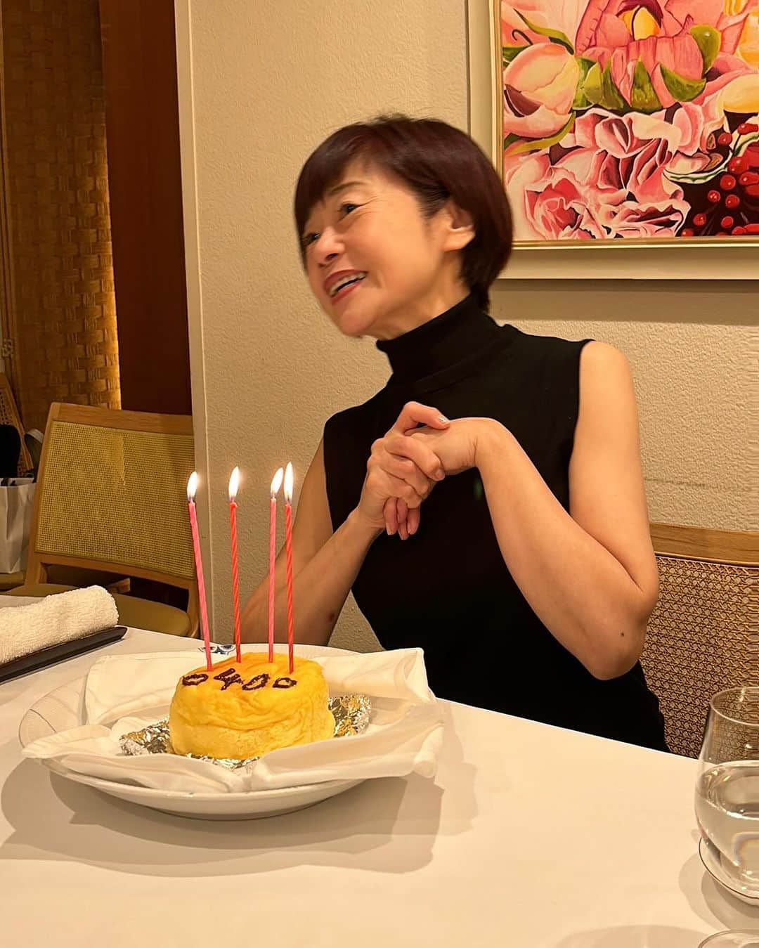 神野美伽さんのインスタグラム写真 - (神野美伽Instagram)「11月17日  みなさん こんばんは  昨晩、 40周年のコンサートが無事に終わったお祝いを、長年の知人にしていただきました。  私の大好きな「西洋料理　島」さんで、 弊社TOI  LA  VIEのスタッフもみんな一緒に。  なんて有難いことでしょう。 心から感謝です。  オーナーシェフと奥様にもいつも良くしていただき、大阪の公演まで観に来ていただいたりしています。  沢山の皆さんに大事にして来ていただいたことを痛感する毎日です。  本当に、有難うございます。  #西洋料理島　#ステーキ　#TOILAVIE」11月17日 19時59分 - mika_shinno_japan