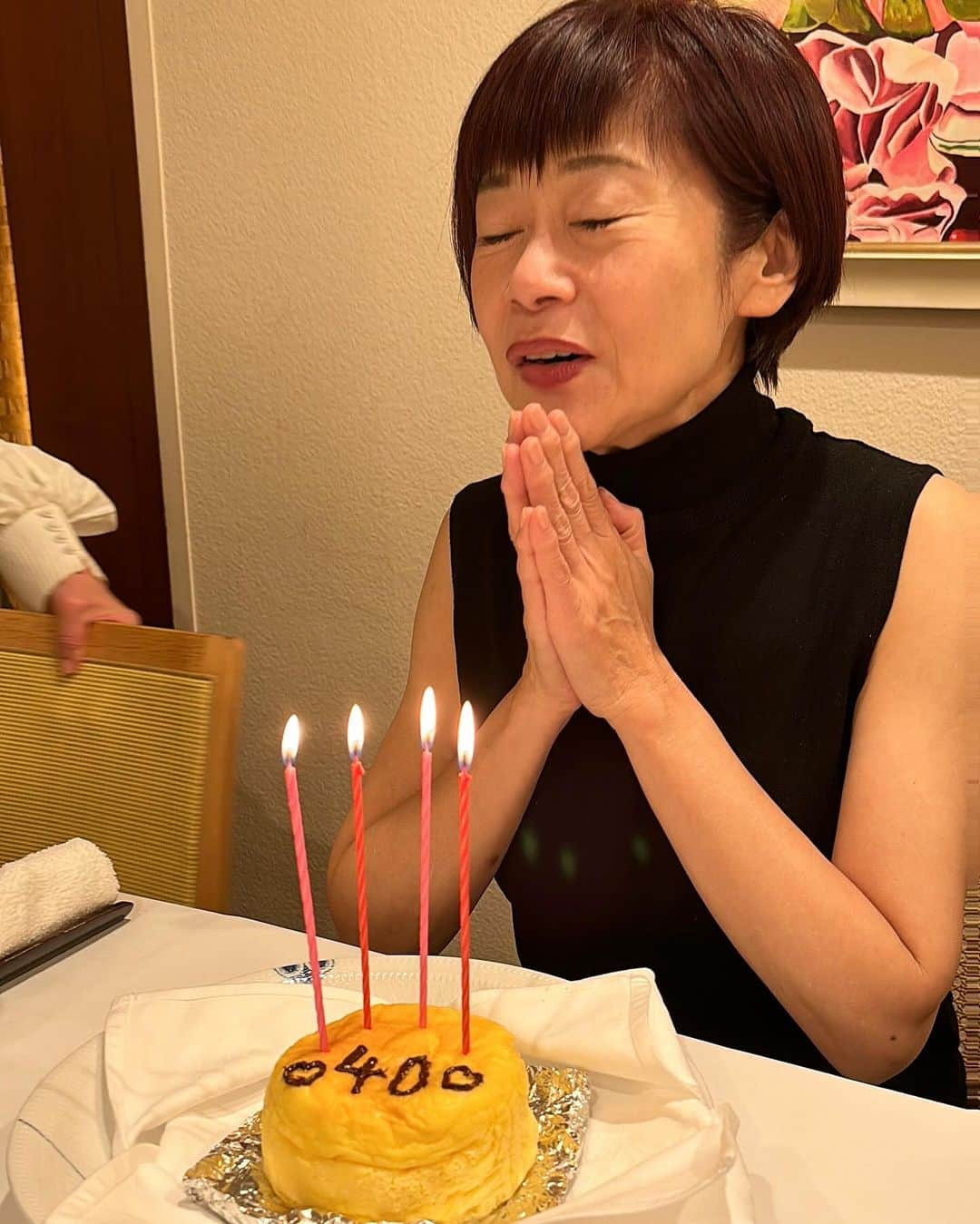 神野美伽さんのインスタグラム写真 - (神野美伽Instagram)「11月17日  みなさん こんばんは  昨晩、 40周年のコンサートが無事に終わったお祝いを、長年の知人にしていただきました。  私の大好きな「西洋料理　島」さんで、 弊社TOI  LA  VIEのスタッフもみんな一緒に。  なんて有難いことでしょう。 心から感謝です。  オーナーシェフと奥様にもいつも良くしていただき、大阪の公演まで観に来ていただいたりしています。  沢山の皆さんに大事にして来ていただいたことを痛感する毎日です。  本当に、有難うございます。  #西洋料理島　#ステーキ　#TOILAVIE」11月17日 19時59分 - mika_shinno_japan