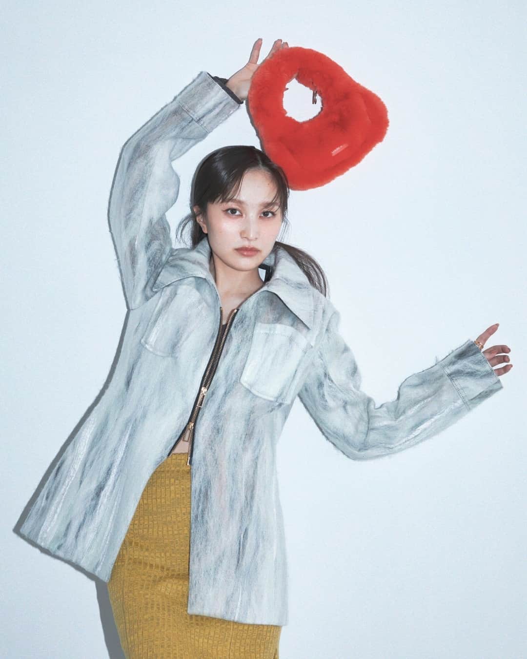 CHARLES & KEITH JAPAN CHARLES & KEITHのインスタグラム：「⁠【WINTER 2023 with @kanakomomota_official】⁠ ふわふわのファー素材が愛らしいハンドルバッグは、ビビッドなOrangeカラーがコーディネートの主役に。⁠ ⁠ Yama ミニヤマ ファーリートップハンドルバッグ⁠ (Article No. CK2-40151334-1)⁠ ⁠ #CharlesKeithFW23⁠ #チャールズアドキース⁠ @nylonjapan⁠ ⁠ MODEL: KANAKO MOMOTA​⁠ PHOTOGRAPHY: SHOTARO YAMAGOE​⁠ STYLING: HIROMI NAKAMOTO(SIGNO)​⁠ HAIR&MAKEUP: HITOMI MATSUNO​」