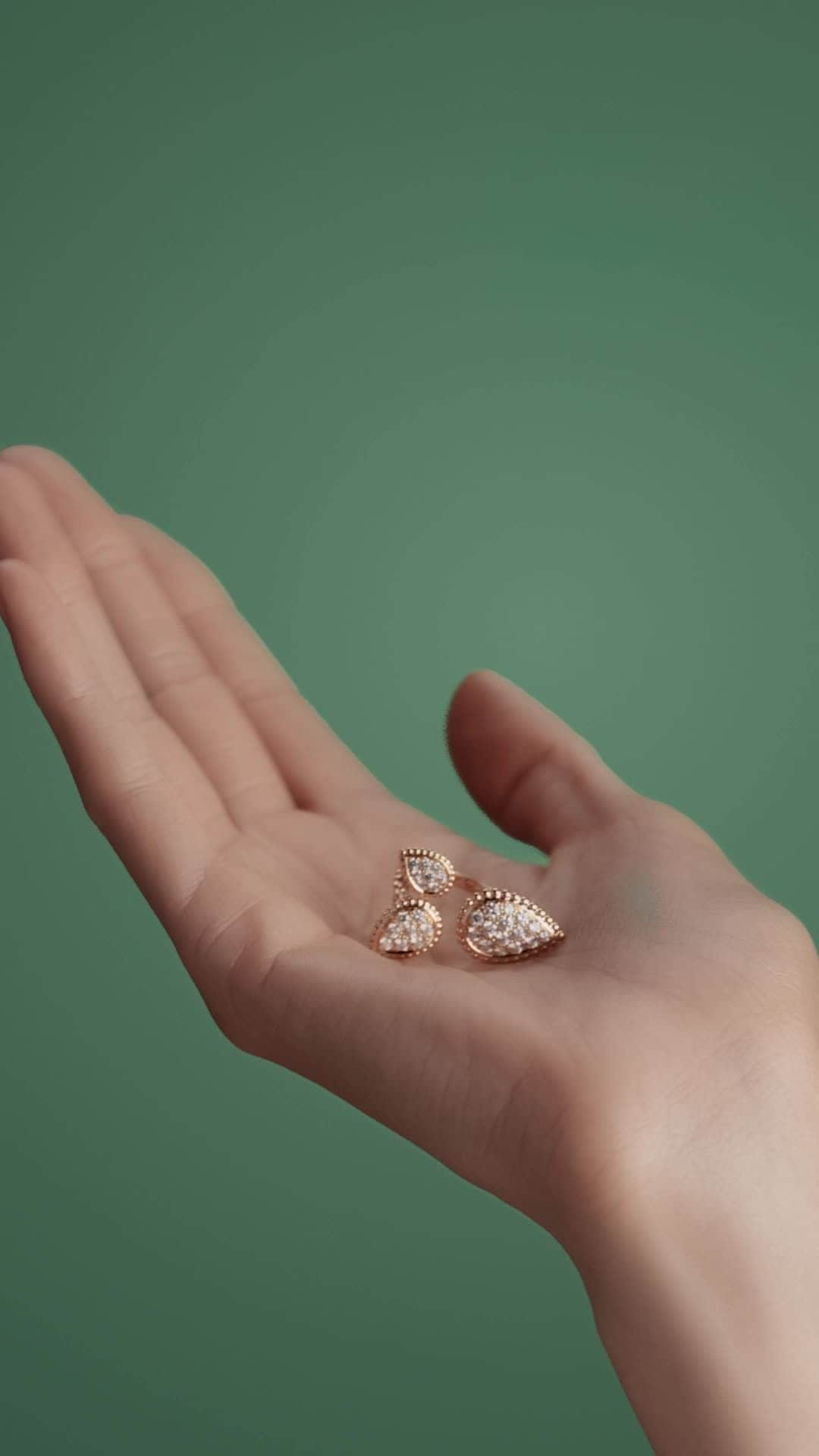 ブシュロンのインスタグラム：「This year, the Boucheron holiday season is green. Which is your favorite Serpent Bohème color?⁣ ⁣ ⁣ #EmeraldEnchantment⁣ #BoucheronHoliday」