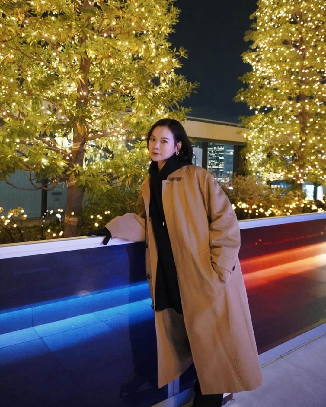 斎藤有沙さんのインスタグラム写真 - (斎藤有沙Instagram)「#PR  大人になっても、新たな刺激と経験ができる事は嬉しい☺️ 昨日は、人生初のスケートにチャレンジしてきました。  私の初滑りは5枚目。 (かなり慎重に滑るタイプです←)  Hello Againをテーマにした、2023年GINZA SIXのクリスマス。 エントラス前には、日本でも有名な建築家黒川紀章氏が建築設計し、2022年に解体された中銀カプセルタワービルの一部がアートとして復活。  私の父と同じくらいかな？と思われる年代の男性も記念撮影をしていたり、昔から愛されていた建築だったのだと、シャッターを切る人達をみて感じました。  新旧が入り混じる銀座ならではのアートですね❄️ また一つ新たな知識が増えました☺️🙏  (来年の1/21まで開催中です☺︎)  #GINZASIXxME#RooftopStarSkatingRink」11月17日 20時00分 - i_am_arinko