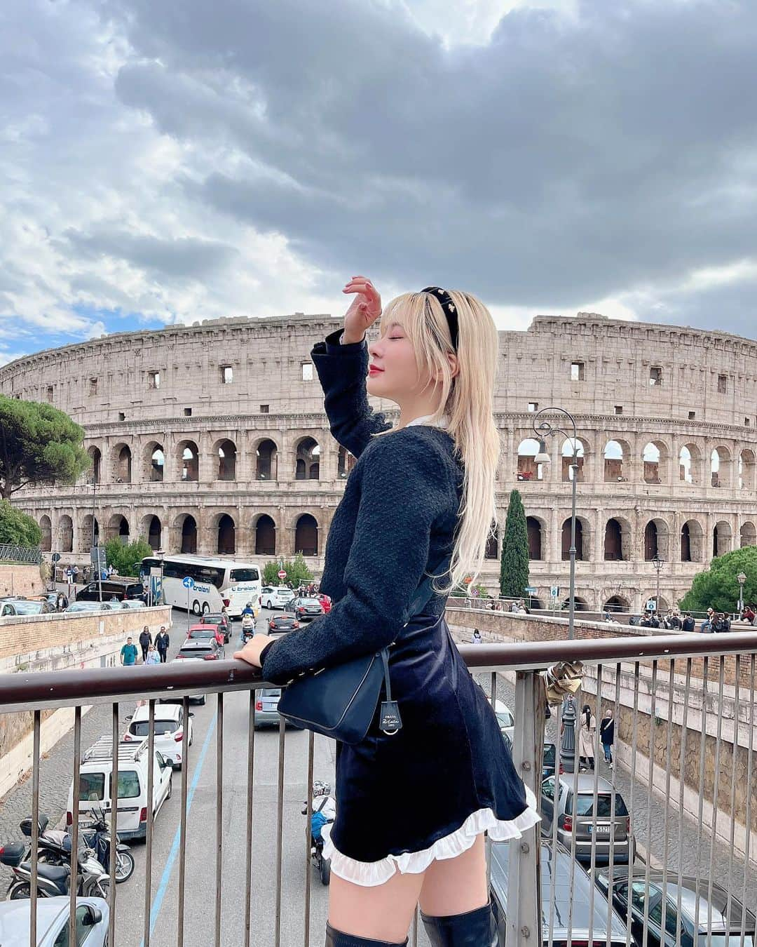 伊藤愛梨さんのインスタグラム写真 - (伊藤愛梨Instagram)「I went to see the Colosseum. People in the past were cruel😱 コロッセオを見に行きました。昔の人は残酷だったね😱 ⁡ ⁡ ⁡ ⁡ #snidel #epine #darich #冬服#冬コーデ　 #코스플레이어　#코스프레　#그라비아 아이돌　#그라비아　 #japanesefashion 　#ホワイトブロンド　  #マルタ　#Malta #マルタ留学　#イタリア　#イタリア観光　#Italia #コロッセオ　#Colosseum」11月17日 20時00分 - ilovely1007_