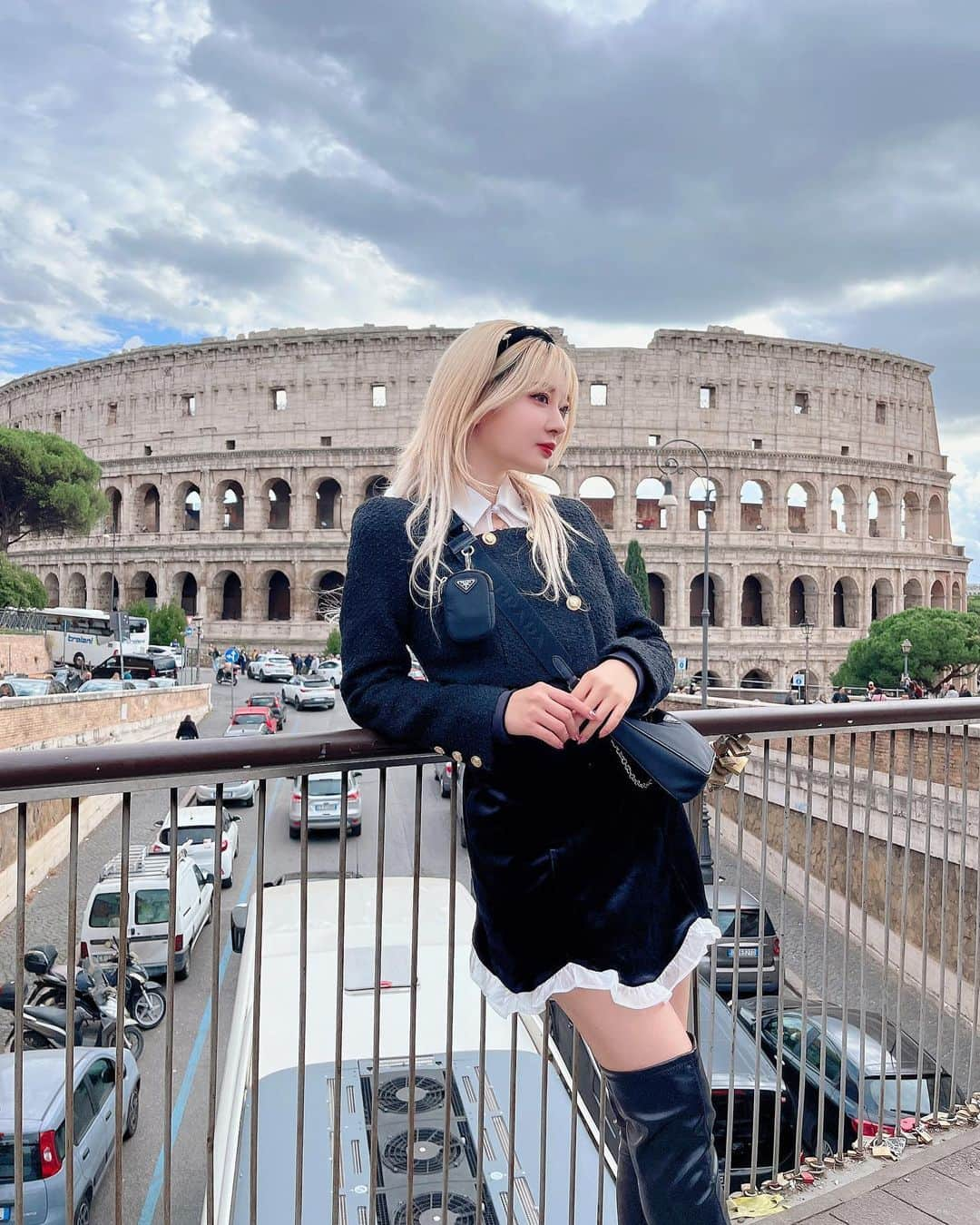 伊藤愛梨のインスタグラム：「I went to see the Colosseum. People in the past were cruel😱 コロッセオを見に行きました。昔の人は残酷だったね😱 ⁡ ⁡ ⁡ ⁡ #snidel #epine #darich #冬服#冬コーデ　 #코스플레이어　#코스프레　#그라비아 아이돌　#그라비아　 #japanesefashion 　#ホワイトブロンド　  #マルタ　#Malta #マルタ留学　#イタリア　#イタリア観光　#Italia #コロッセオ　#Colosseum」