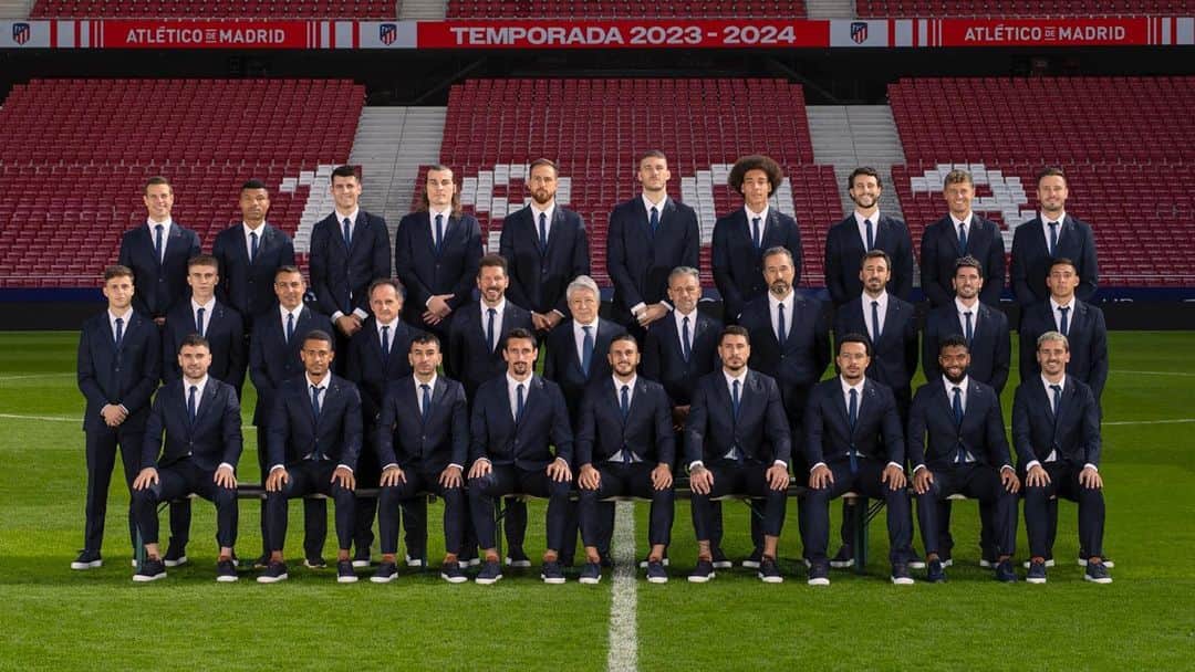アトレティコ・マドリードのインスタグラム：「👔 ¡Qué elegancia! ✨  📸 Nuestro equipo posó con los trajes de esta temporada de @damat_official, patrocinador oficial del club 🥰  -  👔 So elegant ✨  📸 Our team posed with this season's suits from @damat_official, fashion partner of the club 🥰」