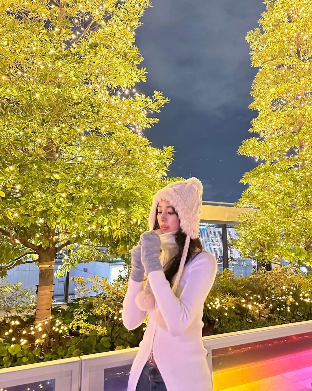 柳ゆり菜のインスタグラム：「#PR GINZA SIXの屋上に、アートと融合したスケートリンクが設置されました。 一足お先に冬満喫。何年振りかのスケートで大はしゃぎでした😂  こちらアイスリングでは無いので、服の汚れ等気にせず、買い物ついででもフラッと遊べると思います。 転んでもアイスよりは痛くない！それ大事！(笑)  本日より2024年1月21日まで開催です。  #GINZASIXxMe #RooftopStarSkatingRink」